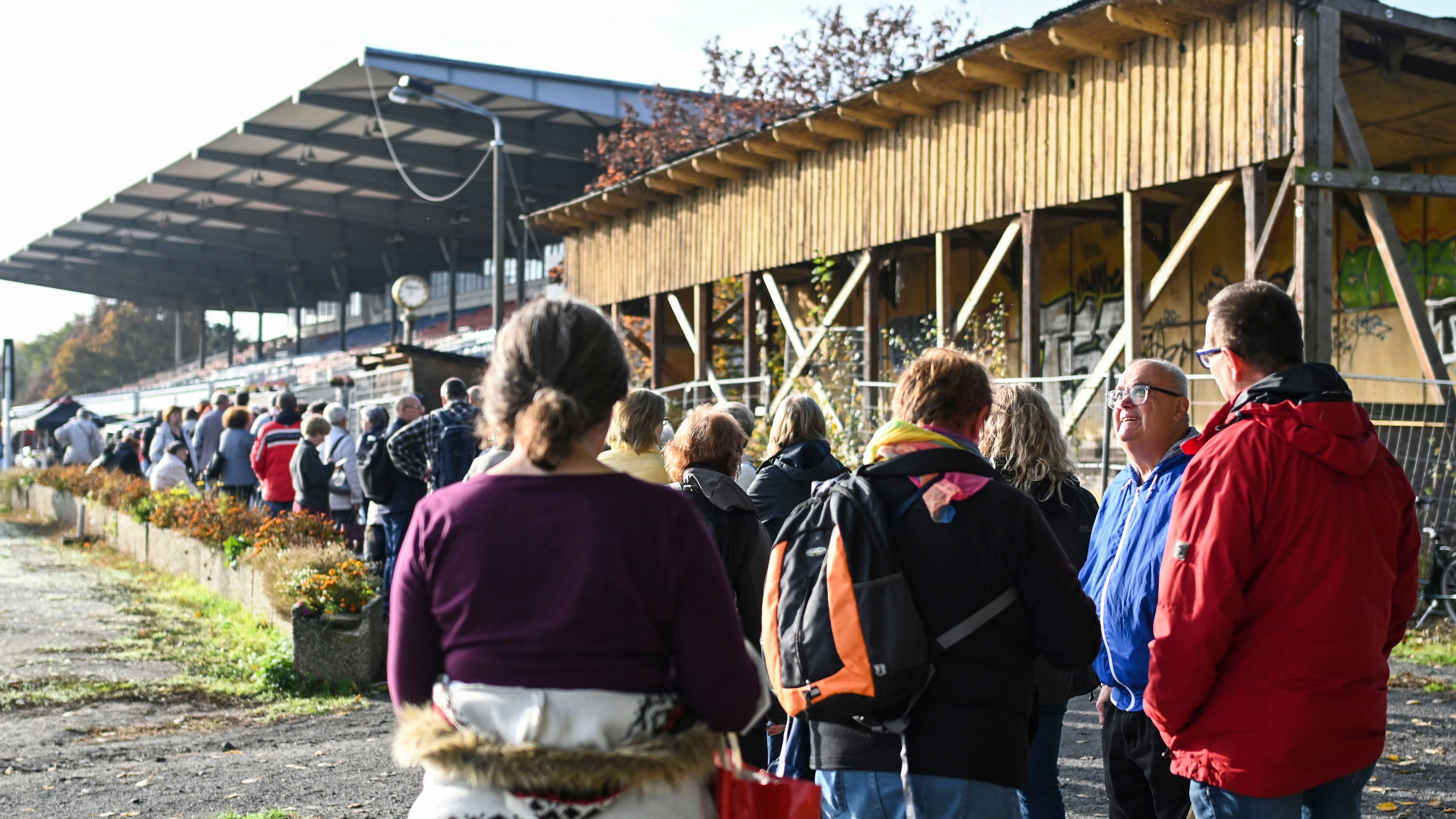 Besucher stehen auf der Trabrennbahn Karlshorst bei der Messe Ostpro Schlange.