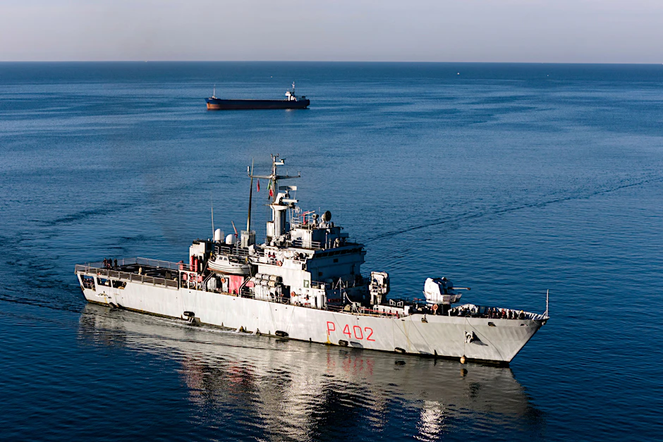Das italienische Marineschiff „Libra“ nähert sich am Freitag dem Hafen von Shengjin im Nordwesten Albaniens.