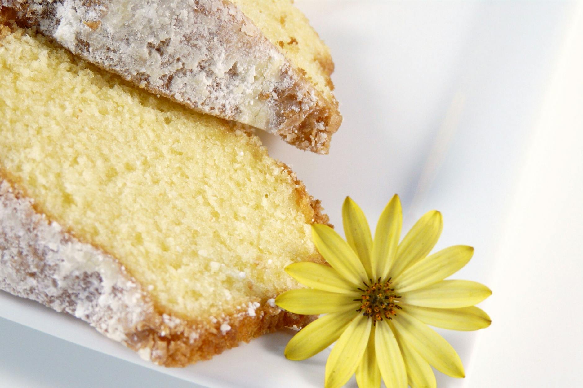 Eierlikör verleiht dem Eierlikörkuchen seine schöne Farbe und den tollen Geschmack.