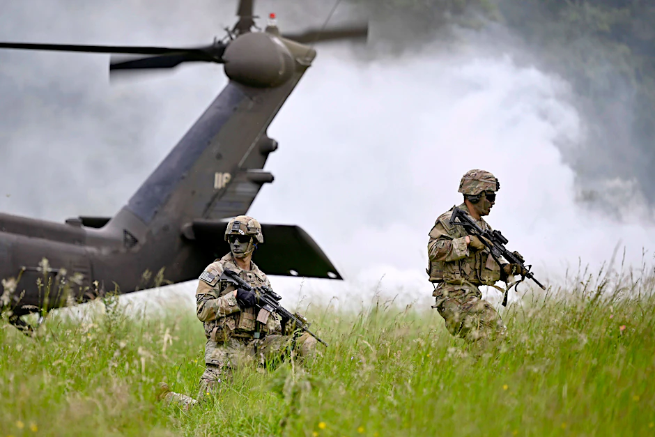 US-Soldaten verlassen einen Truppen-Helikopter beim NATO-Manöver Combined Resolve 2024.