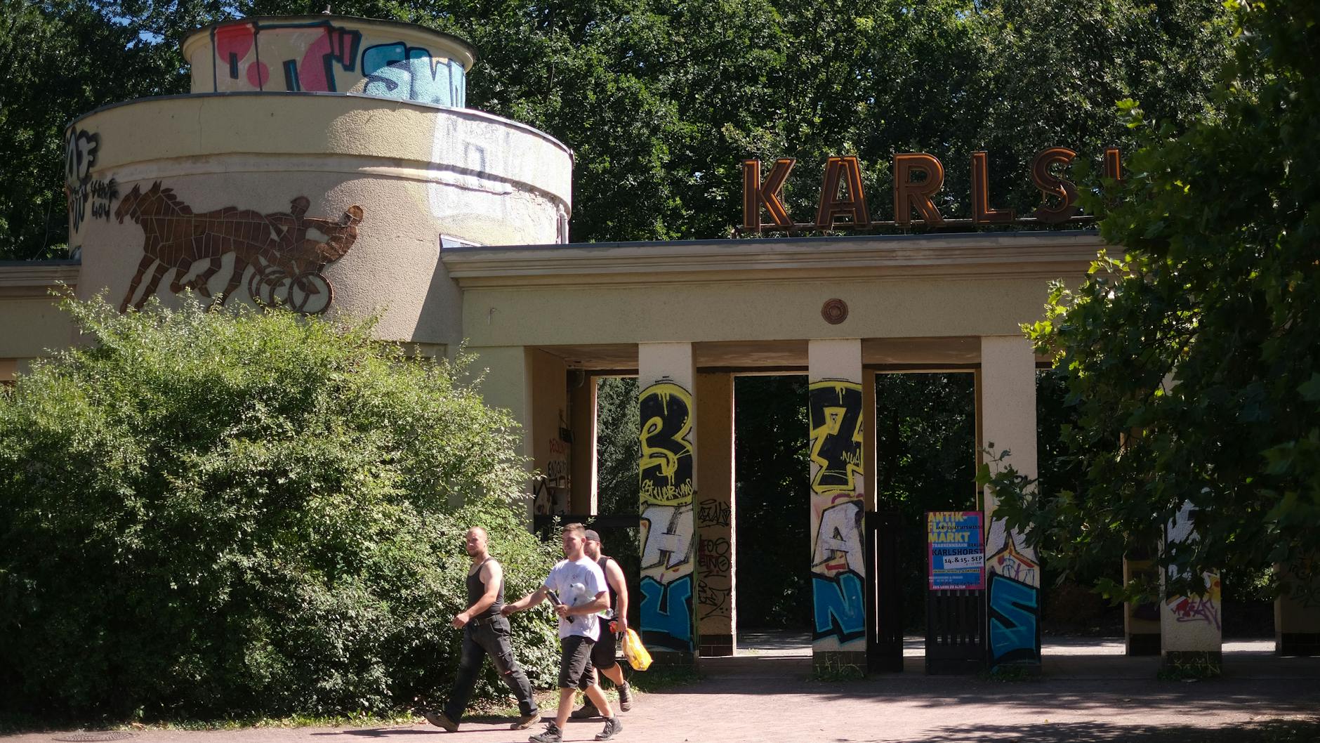 Das Gelände leidet an Vandalismus und verfällt in Teilen.