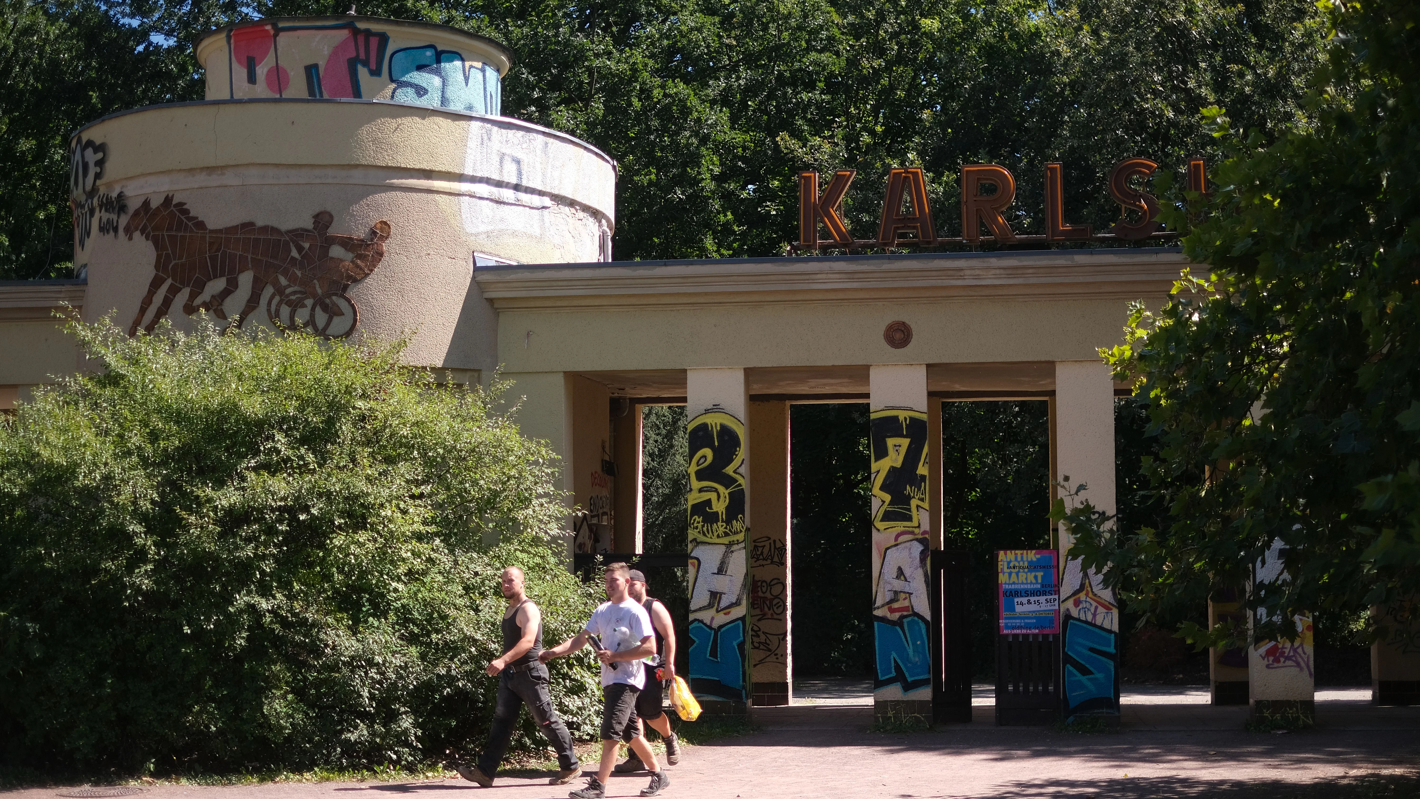 Das Gelände leidet an Vandalismus und verfällt in Teilen.