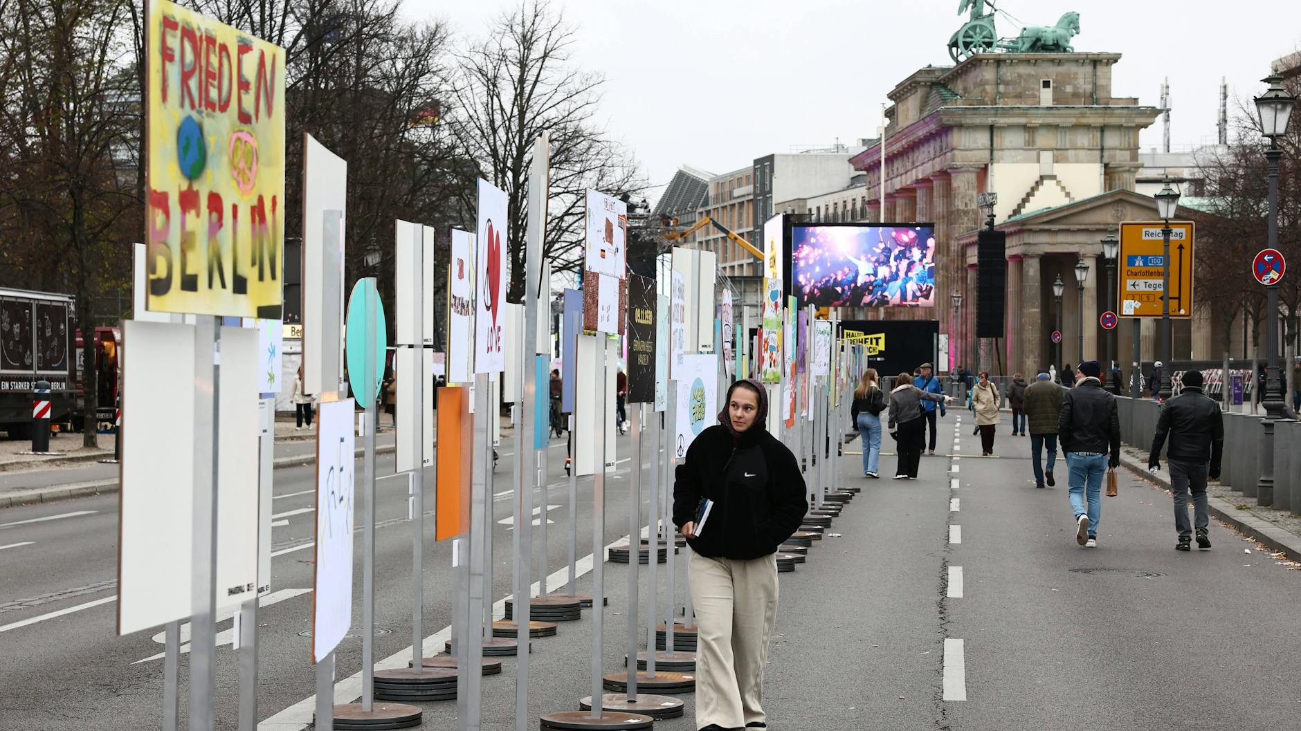 Zum Mauerfall-Jubiläum verwandelt sich die Innenstadt in eine riesige Freiluft-Galerie. Dafür müssen aber auch etliche Straßen gesperrt werden.