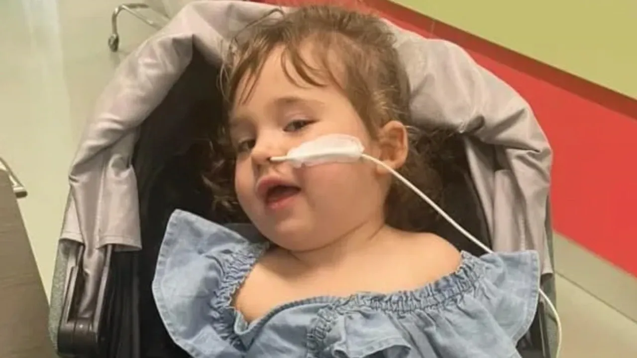 Sie kann weder laufen noch sprechen: Kleine Bella (1) leidet an Kinderdemenz