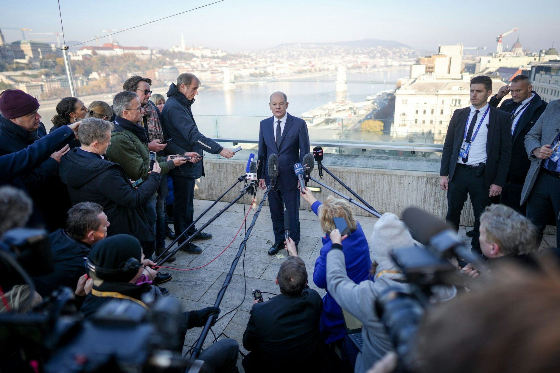 Die Bundesregierung unter Bundeskanzler Olaf Scholz (SPD) steht auf der Kippe – Ökonomen aus der deutschen Wirtschaft wünschen sich zumindest Neuwahlen.