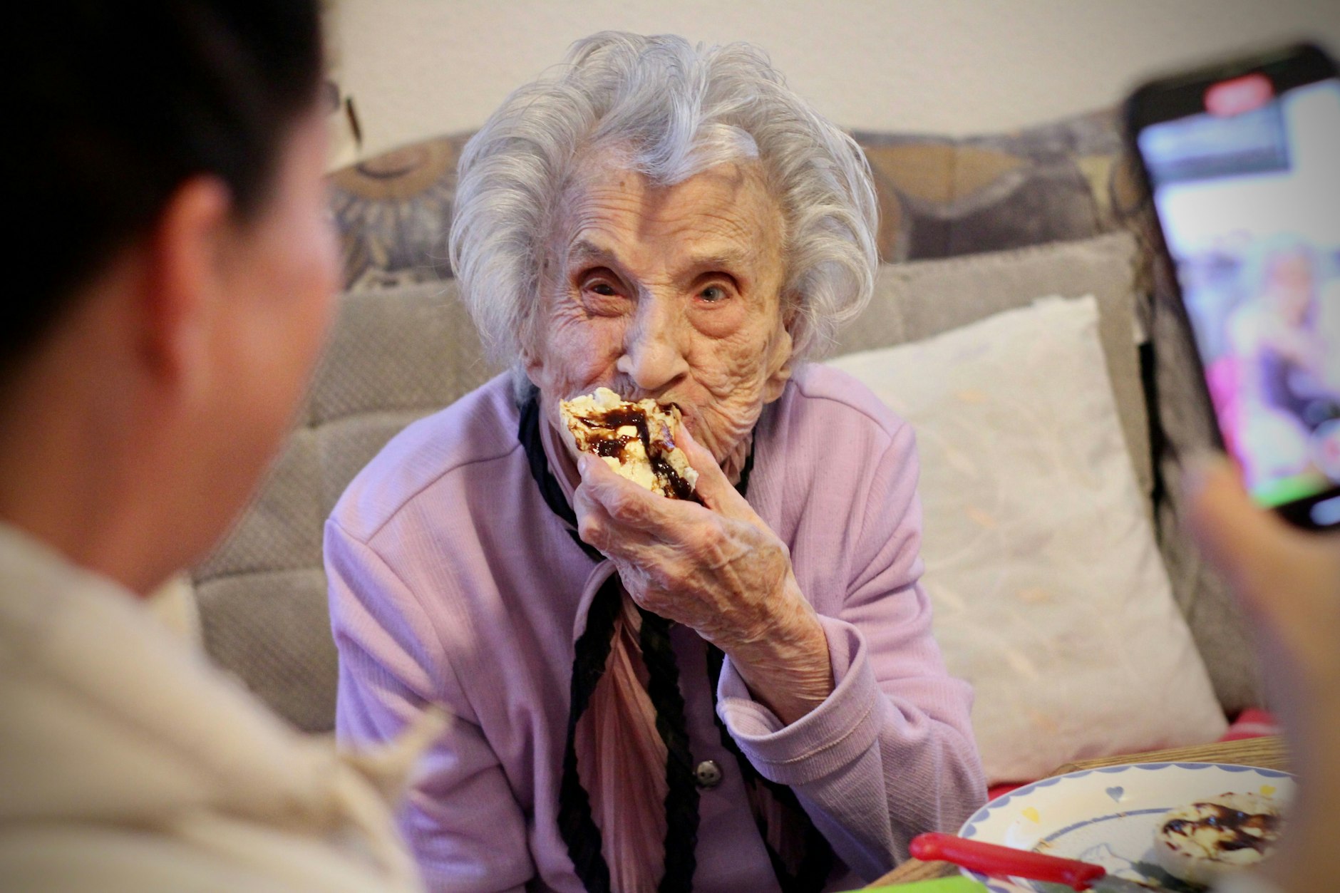 Das Brot soll ordentlich geröstet sein. Die Butter trägt sie gekonnt dick auf! „Bleibt mir mit Margarine vom Hals! Ich will Butter. Ich esse ein halbes Pfund die Woche.“