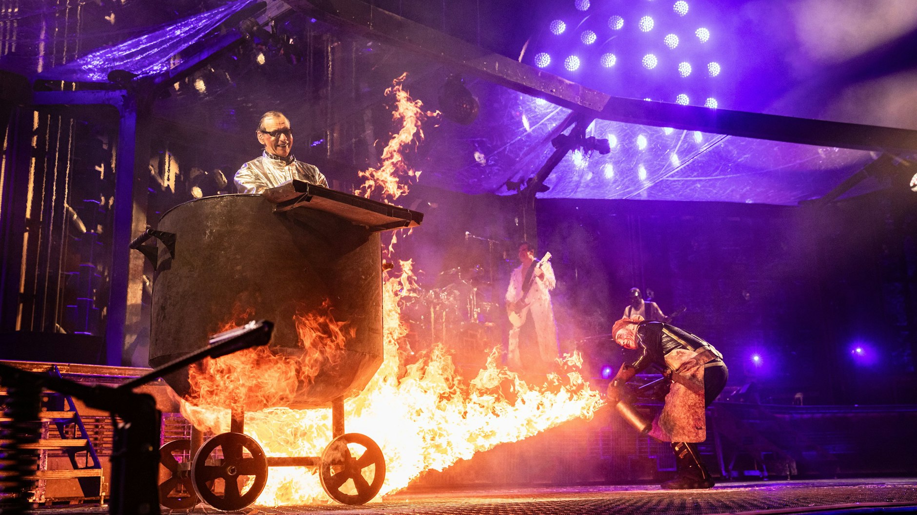 Traumpaar auf der Bühne: Rammstein-Frontmann Till Lindemann (r.) röstet Keyboarder Christian Flake Lorenz mit einem Flammenwerfer.