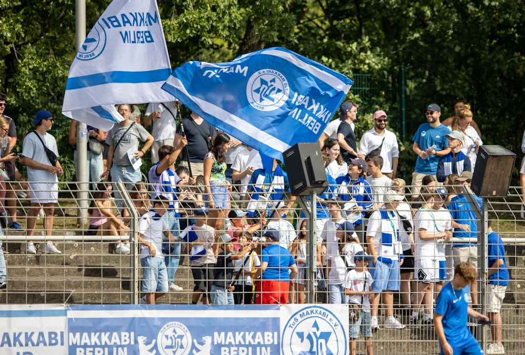 Muhtemelen yine TuS Makkabi futbolcularına ve taraftarlarına yönelik saldırılar