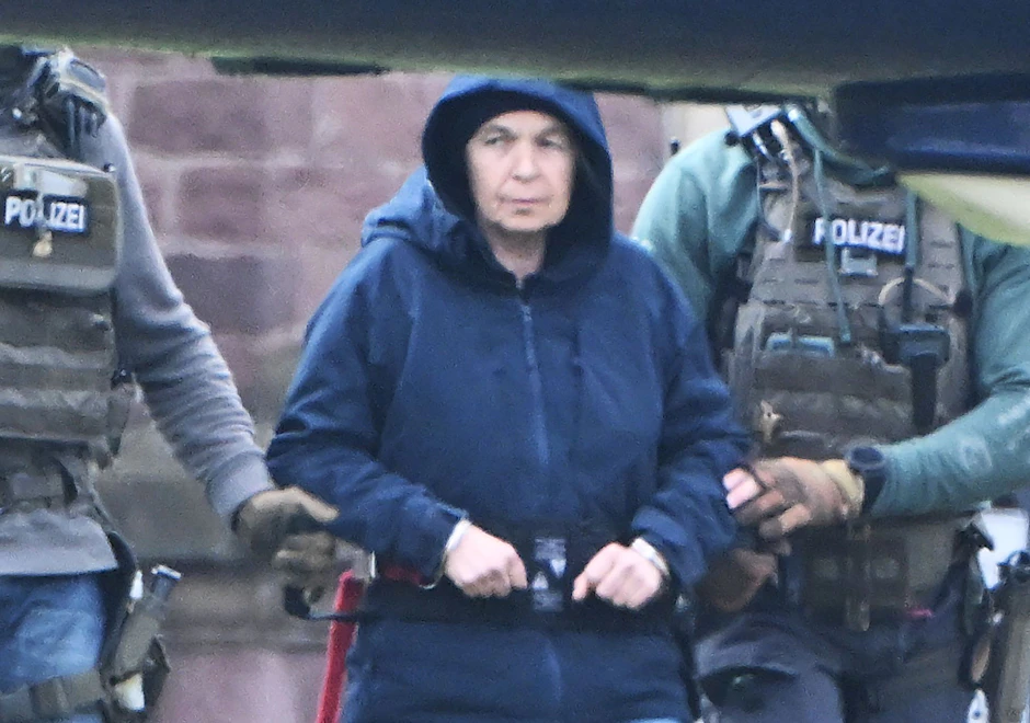 Im Innenhof eines Behördenzentrums wird die frühere RAF-Terroristin Daniela Klette zu einem Hubschrauber geführt.