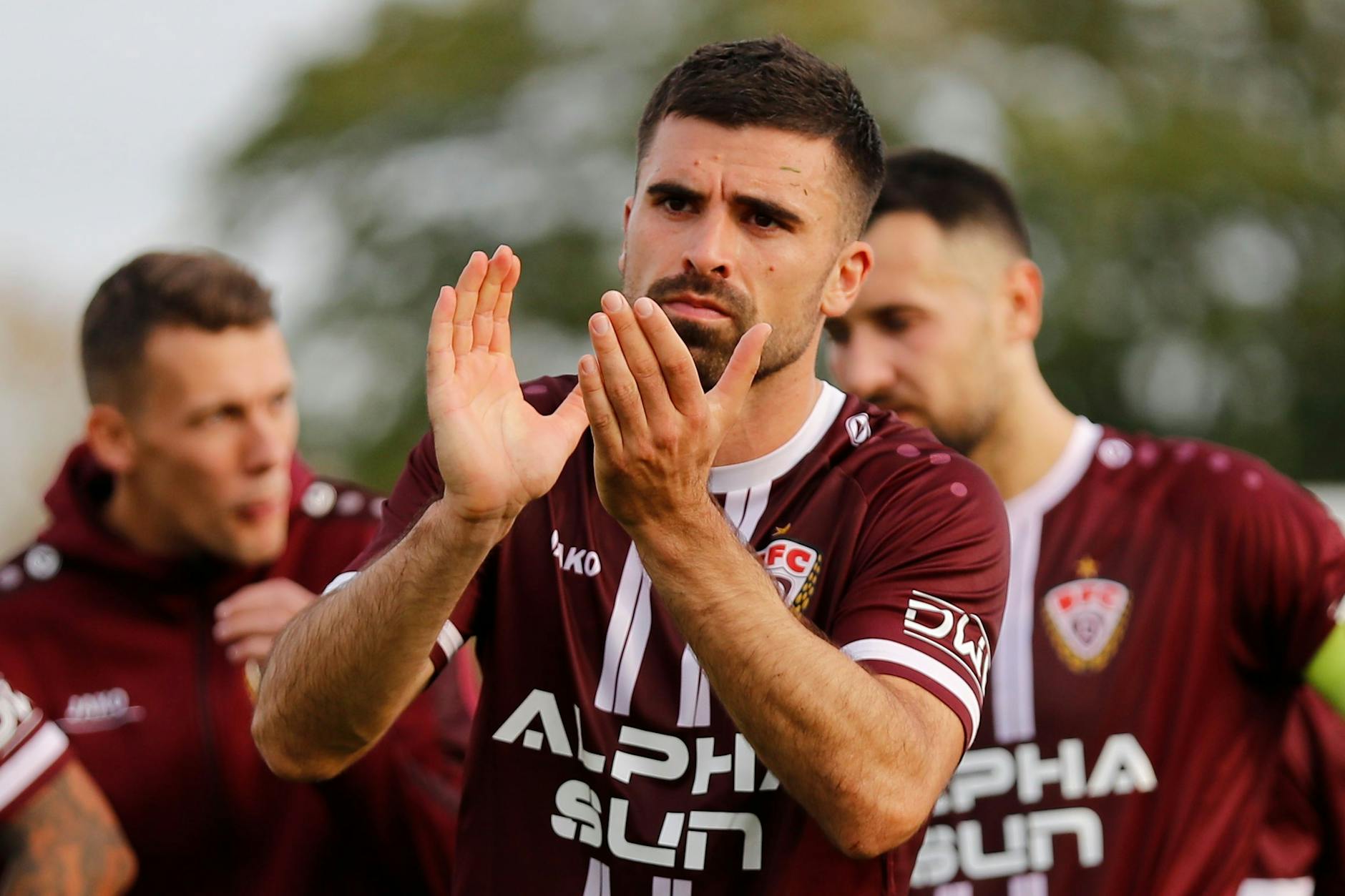 David Haider will am Sonntag in Halle besser gelaunt als hier dem zahlreich mitgereisten Anhang des BFC Dynamo applaudieren.