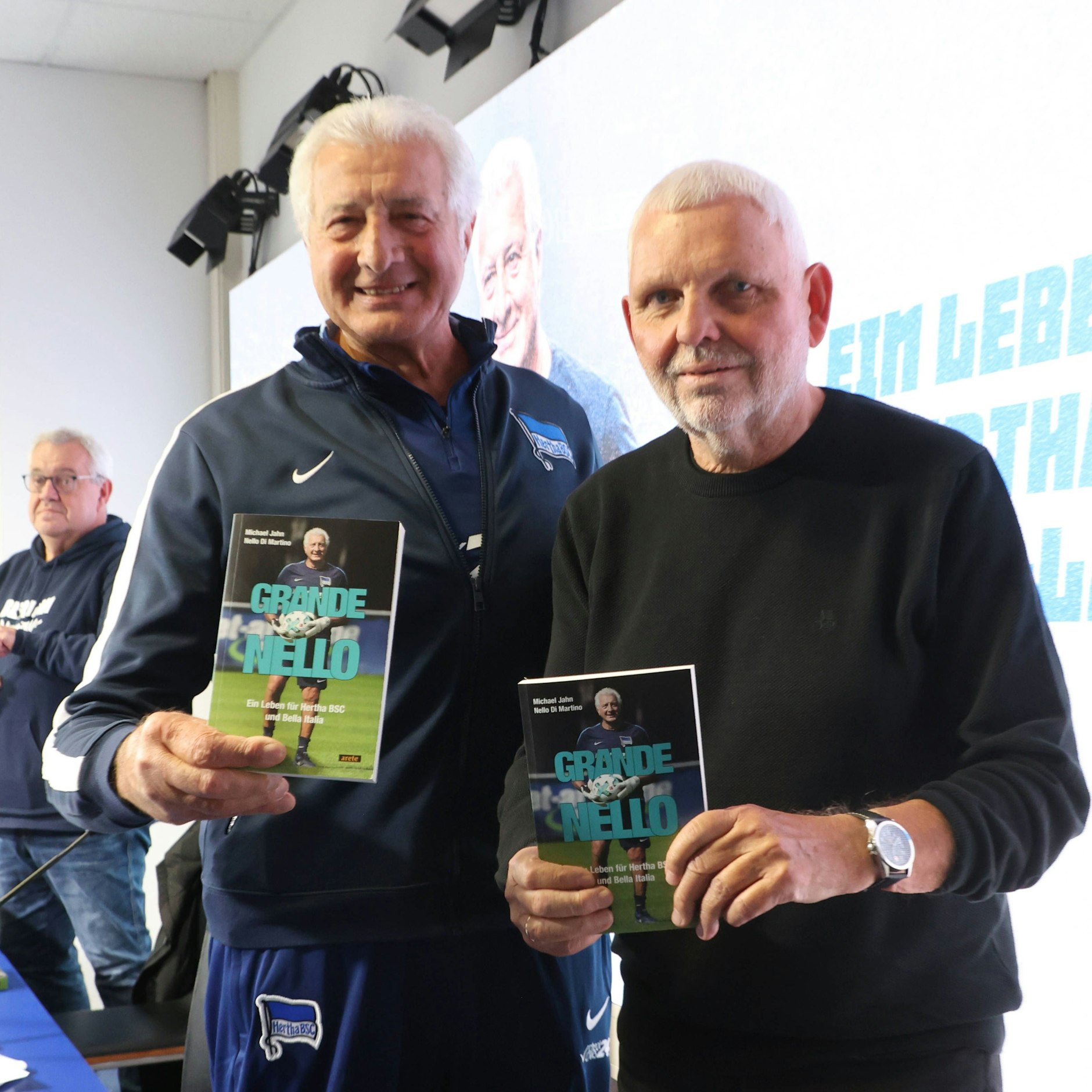 Herthas Nello Di Martino und KURIER-Kolumnist Michael Jahn am Freitag bei der Buchvorstellung „Grande Nello“.