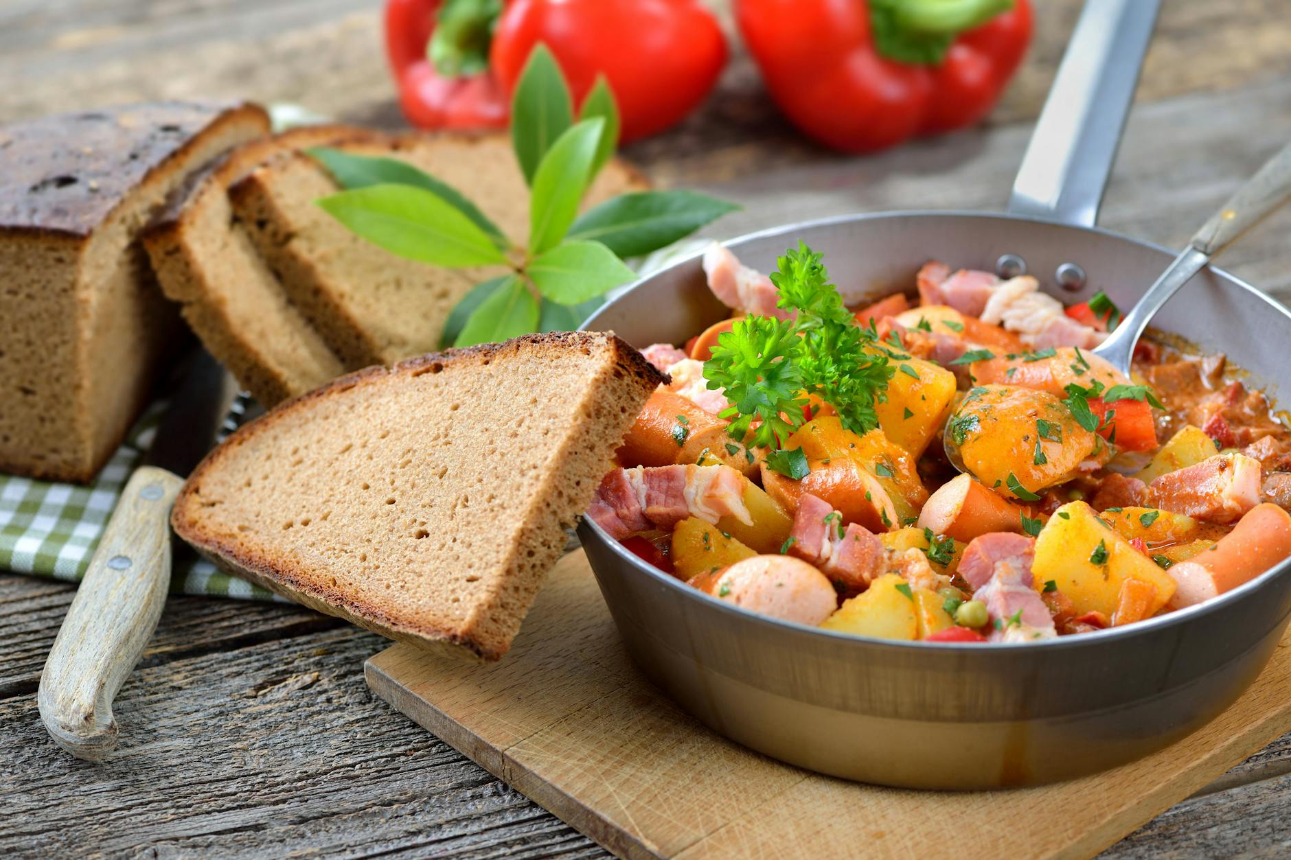 Leckere Thüringer Schnippelsuppe ist ein Gericht, bei dem man das Rezept beliebig an den eigenen Geschmack anpassen kann.