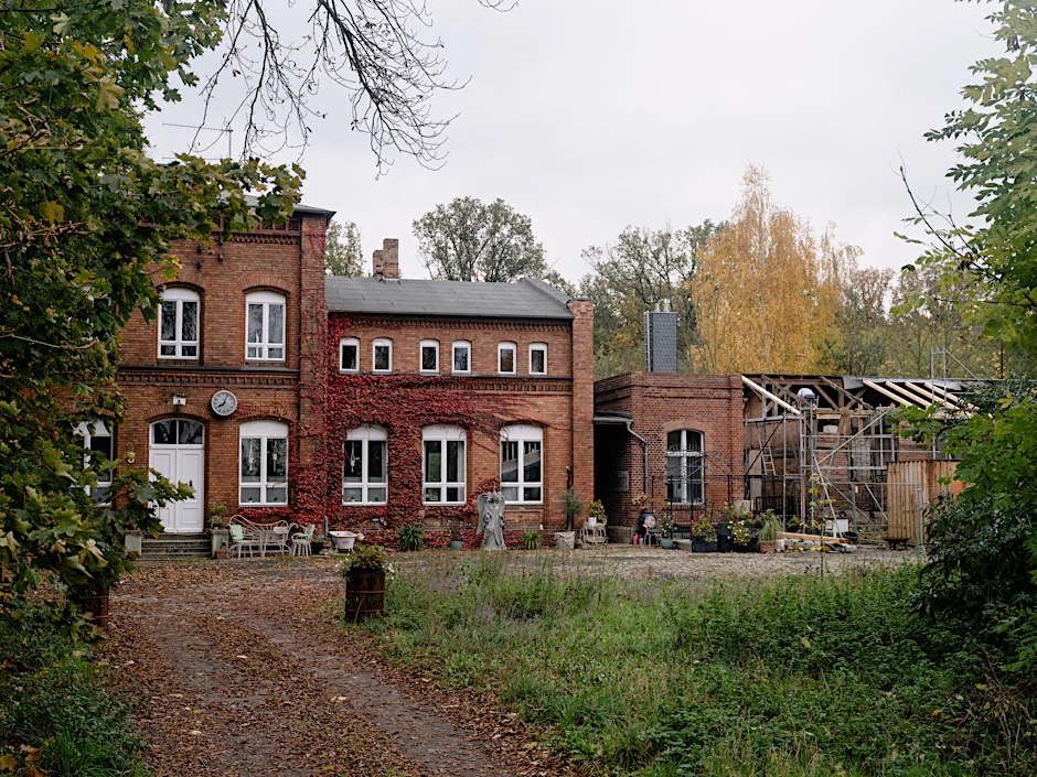 Mit dem klassizistischen Backsteinbahnhof steht ein ungewöhnlich großer Bau mitten im Brandenburger Nichts.
