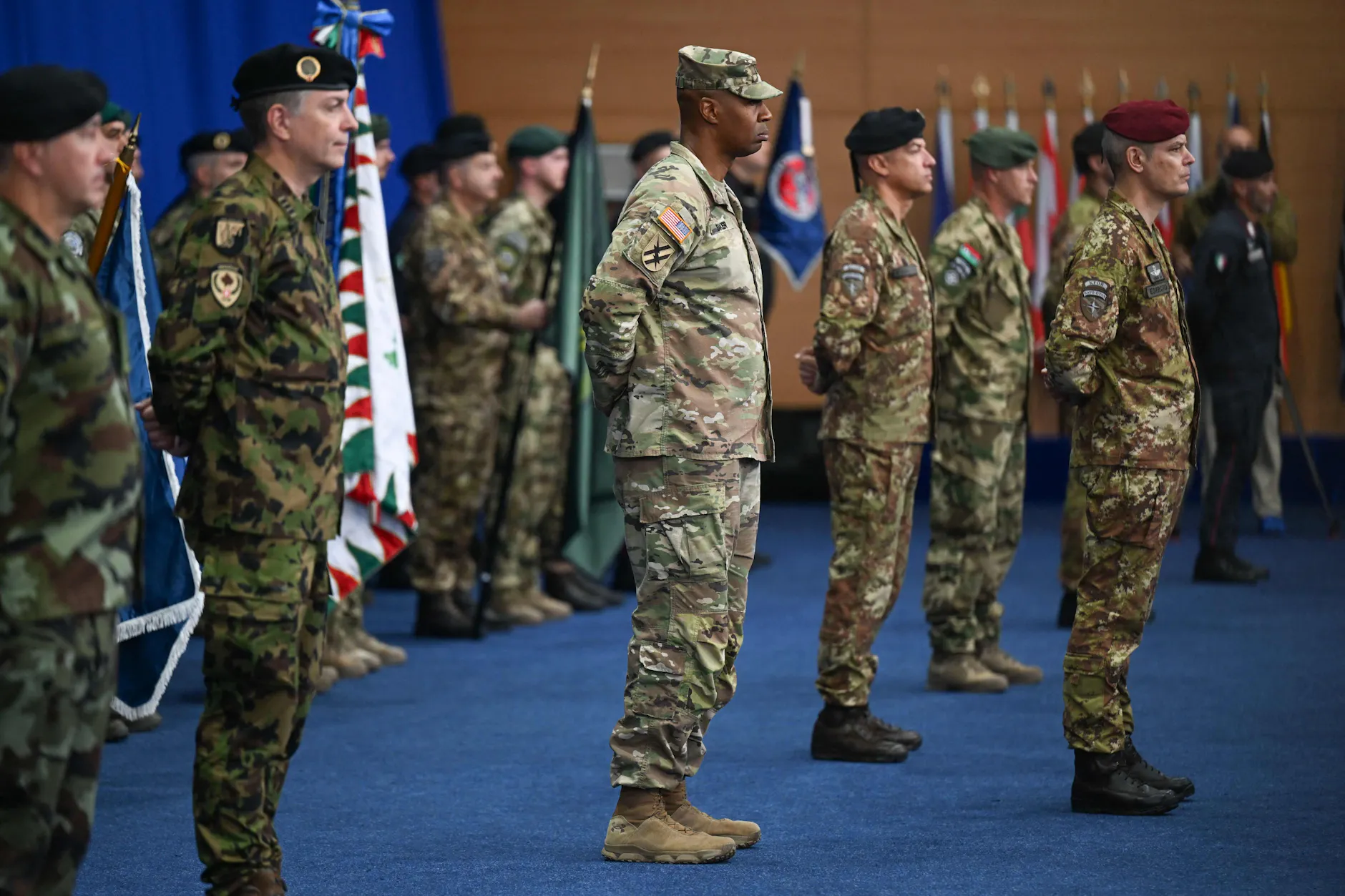 Mitglieder der Nato-geführten Friedenstruppe im Kosovo (Kfor) nehmen am 11. Oktober 2024 an der Zeremonie zum Kommandowechsel im Hauptquartier der Kfor-Mission in Camp Film City in Pristina teil.