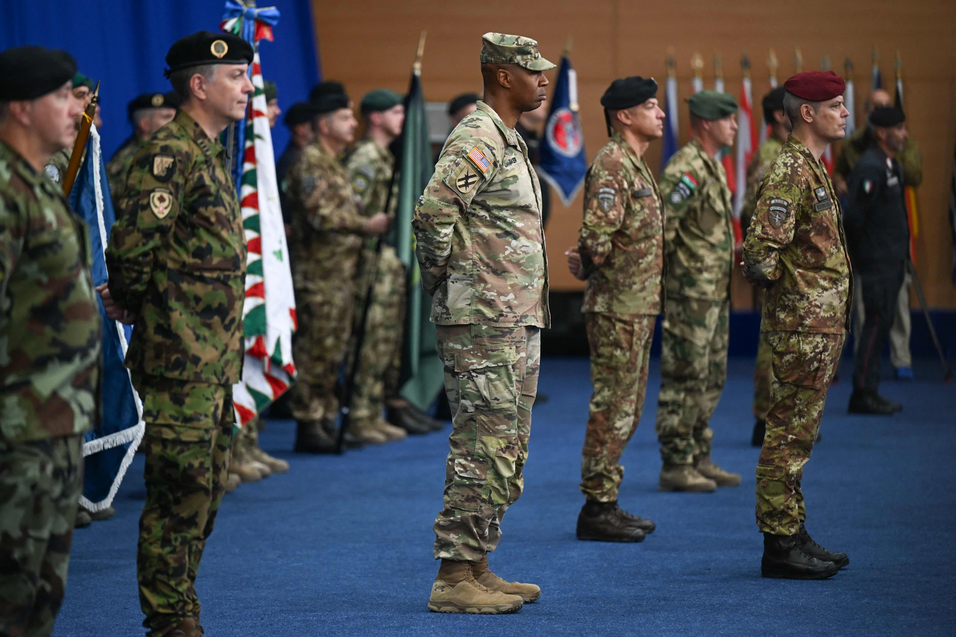 Mitglieder der Nato-geführten Friedenstruppe im Kosovo (Kfor) nehmen am 11. Oktober 2024 an der Zeremonie zum Kommandowechsel im Hauptquartier der Kfor-Mission in Camp Film City in Pristina teil.