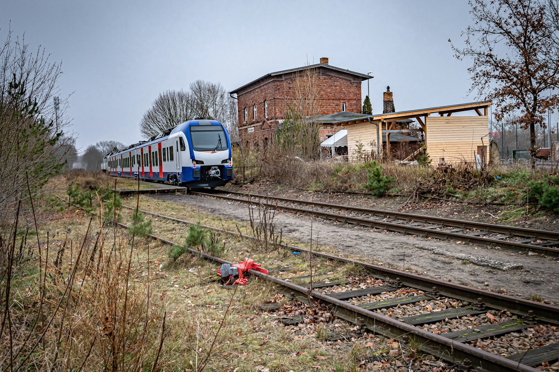 Unterwegs auf der Heidekrautbahn nordöstlich von Berlin: Ein Dieseltriebwagen des Eisenbahnherstellers Pankow, der derzeit ausgeliefert wird, passiert den alten Bahnhof Schildow.