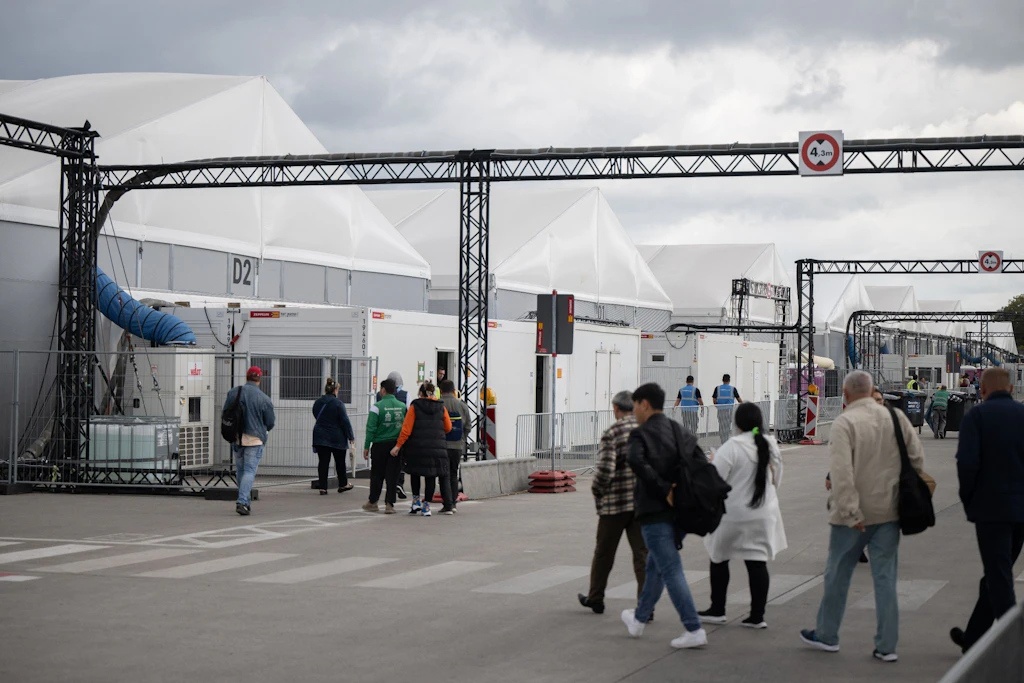 Flüchtlinge: Wie der Berliner Senat sein eigenes Landesunternehmen über Wasser hält