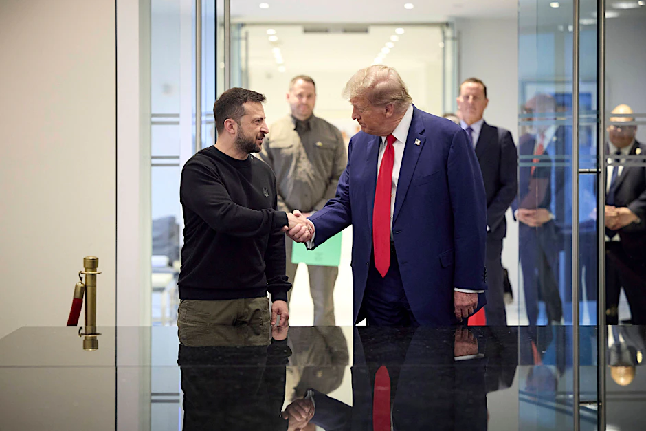 Der republikanische Präsidentschaftskandidat und ehemalige Präsident Donald Trump trifft Wolodymyr Selenskyj, Präsident der Ukraine, im Trump Tower am 27.9.2024.