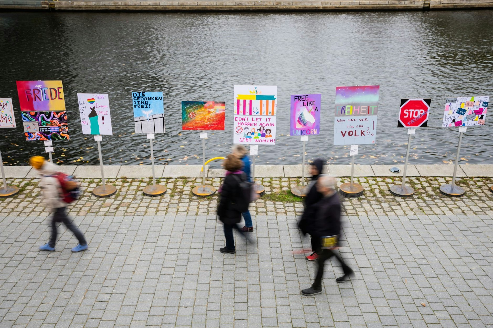 Eine Ausstellung mit Plakaten, die von Bürgern gestaltet wurden, zeichnet den ehemaligen Mauerverlauf entlang der Spree durch das Regierungsviertel nach.