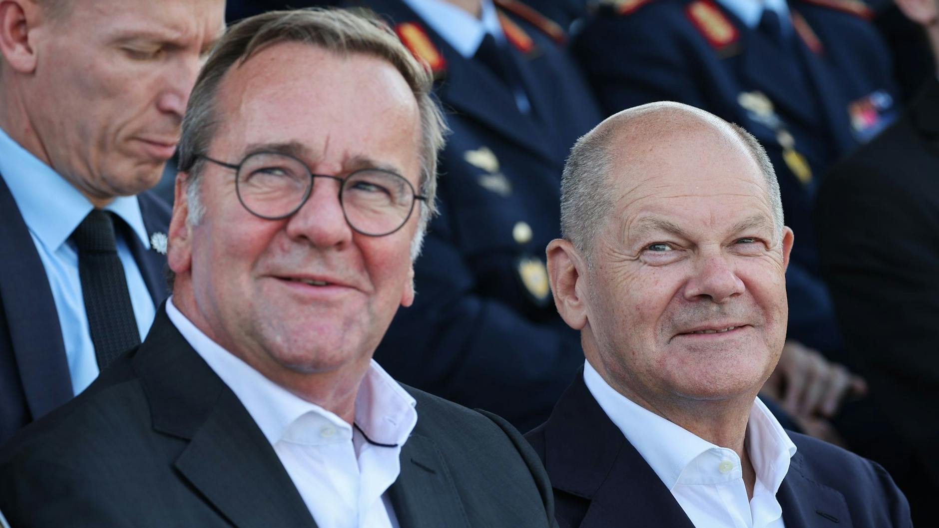 Bundeskanzler Olaf Scholz (r., SPD) hat bisher ausgeschlossen, den Platz zu räumen für Boris Pistorius (SPD, l.). In Umfragen wünschen sich aber sogar SPD-Anhänger den Verteidigungsminister als Kanzlerkandidat.
