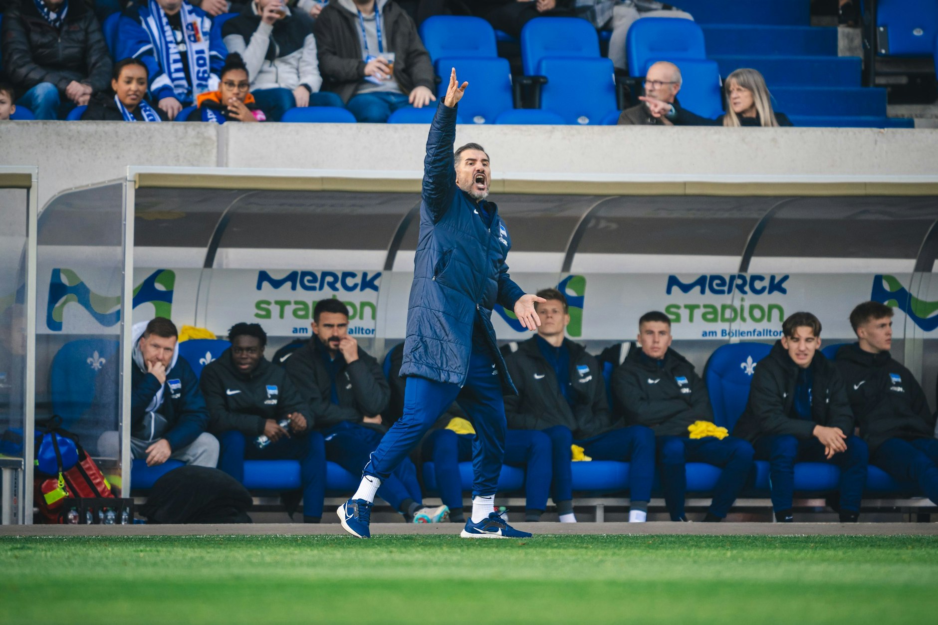 Herthas Trainer Cristian Fiel an der Seitenlinie. Er hat kein Handspiel von Thorsteinsson beim Tor gesehen.