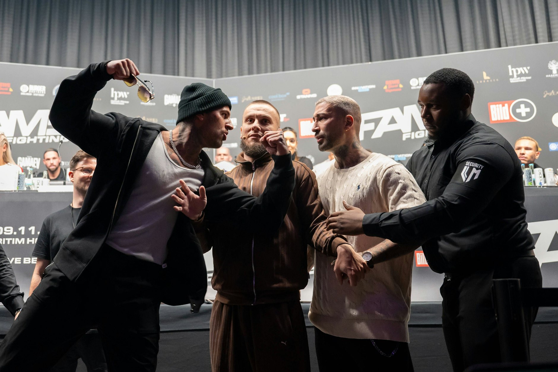 Diogo Sangre und Bobby Chambers beim Face off vor dem „Fame Fighting“.