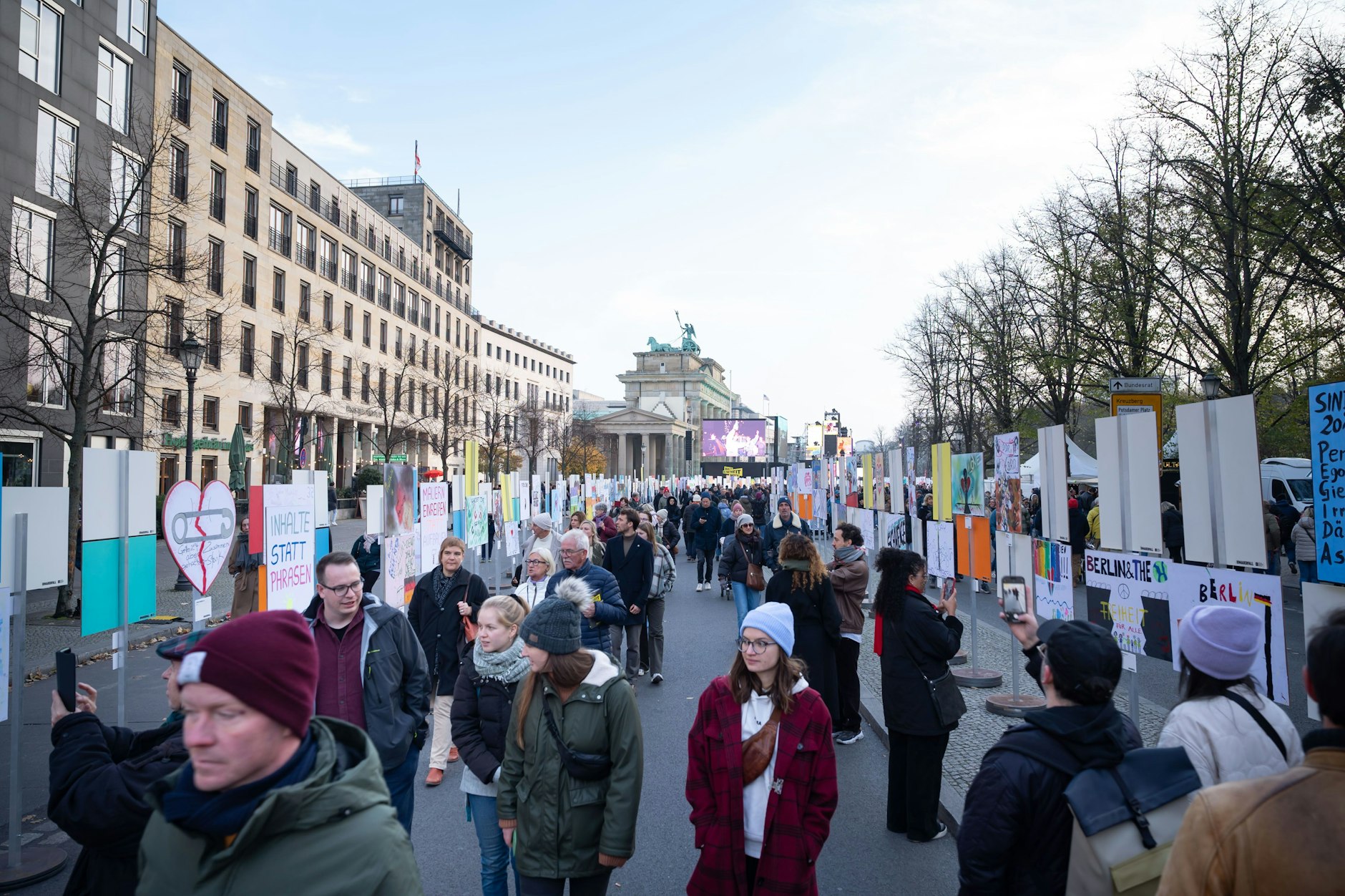 Viele nutzten den Weg auch zum Spazierengehen.