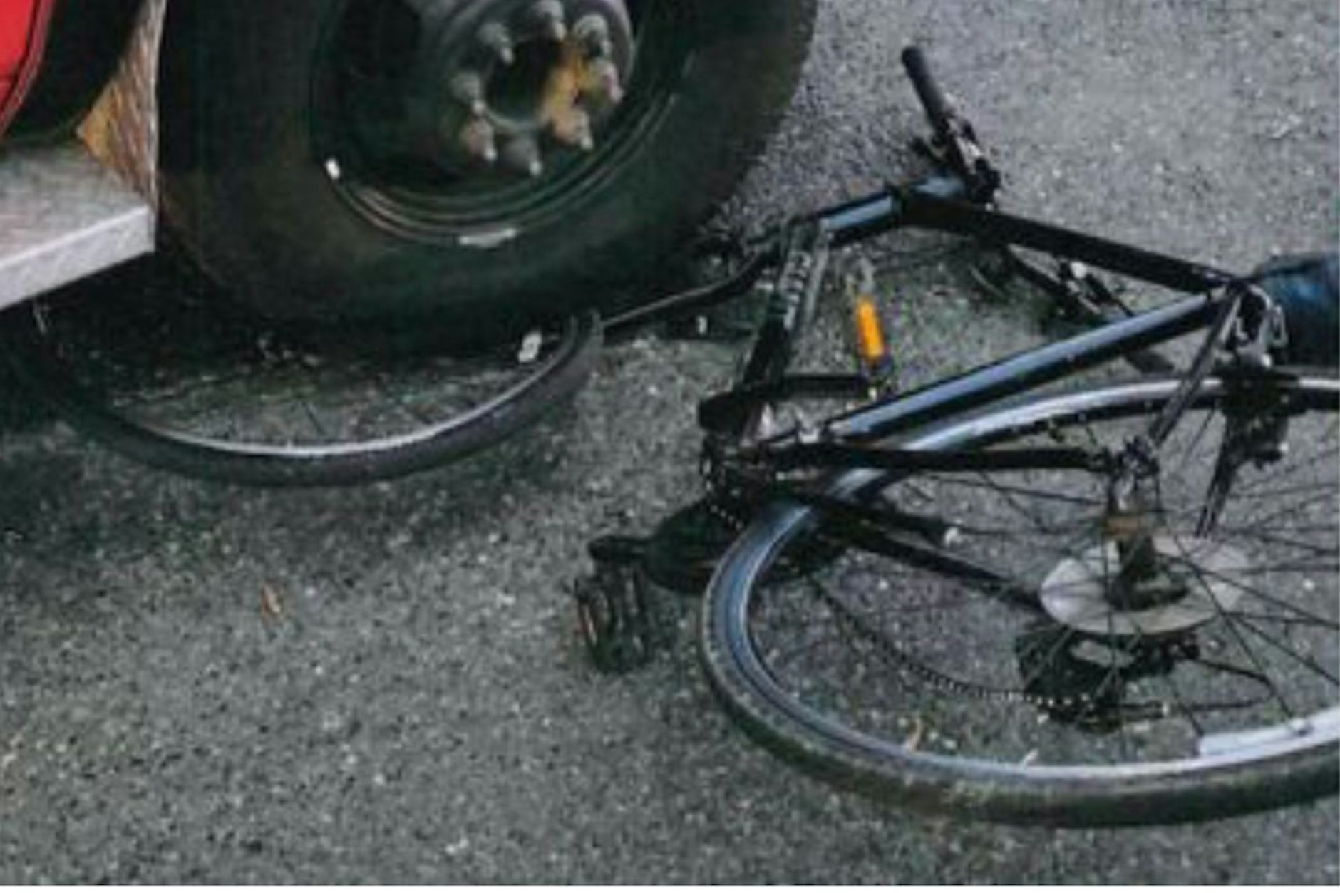 Das Fahrrad von William Hoesch liegt nach dem Unfall unter dem Krankenwagen.