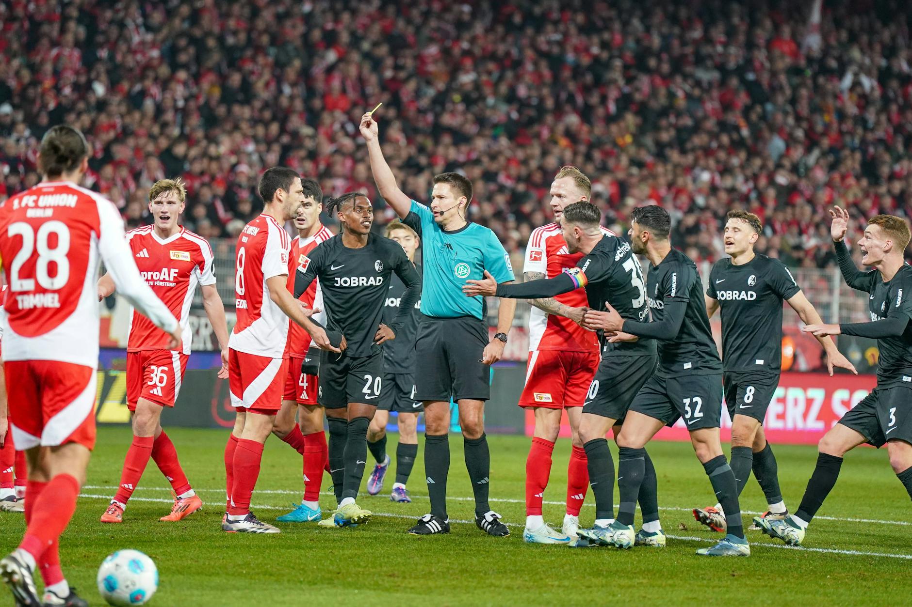 Unions Rani Khedira (30) sah gegen den SC Freiburg wegen der Videobeweises nur Gelb statt der Rote Karte.