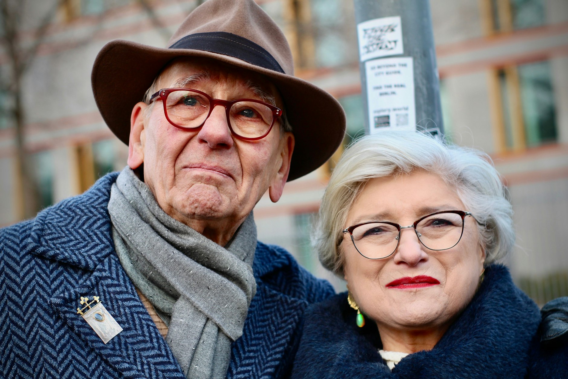 Irina Behl und Wilfrid Schlüter in der Nähe des Brandenburger Tors. Ihr Tag begann feierlich – mit Champagner. Er kann seine Emotionen kaum zurückhalten. Ihm kommen die Tränen. „Ich bin immer noch ergriffen, dieser Tag ist für mich besonders!“, sagt Wilfrid Schlüter.
