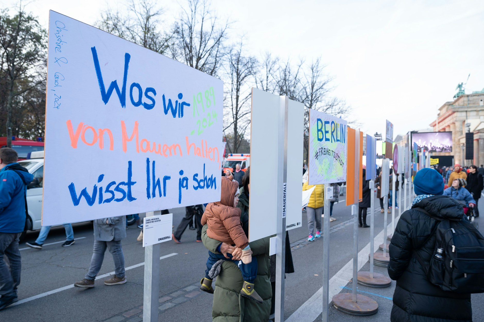 Auf den Schildern finden sich viele Botschaften, die den Wunsch nach Freiheit zum Ausdruck bringen.