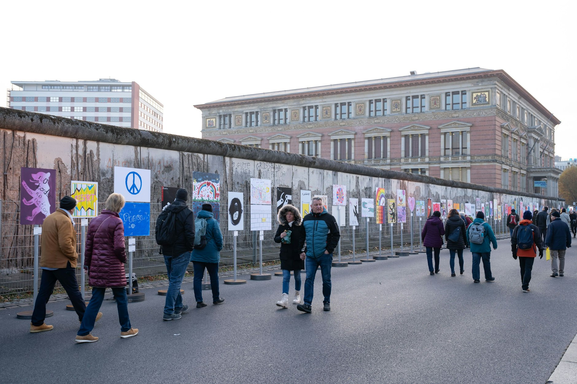 Die ursprüngliche Wand und davor eine „Wand“ aus Schildern.