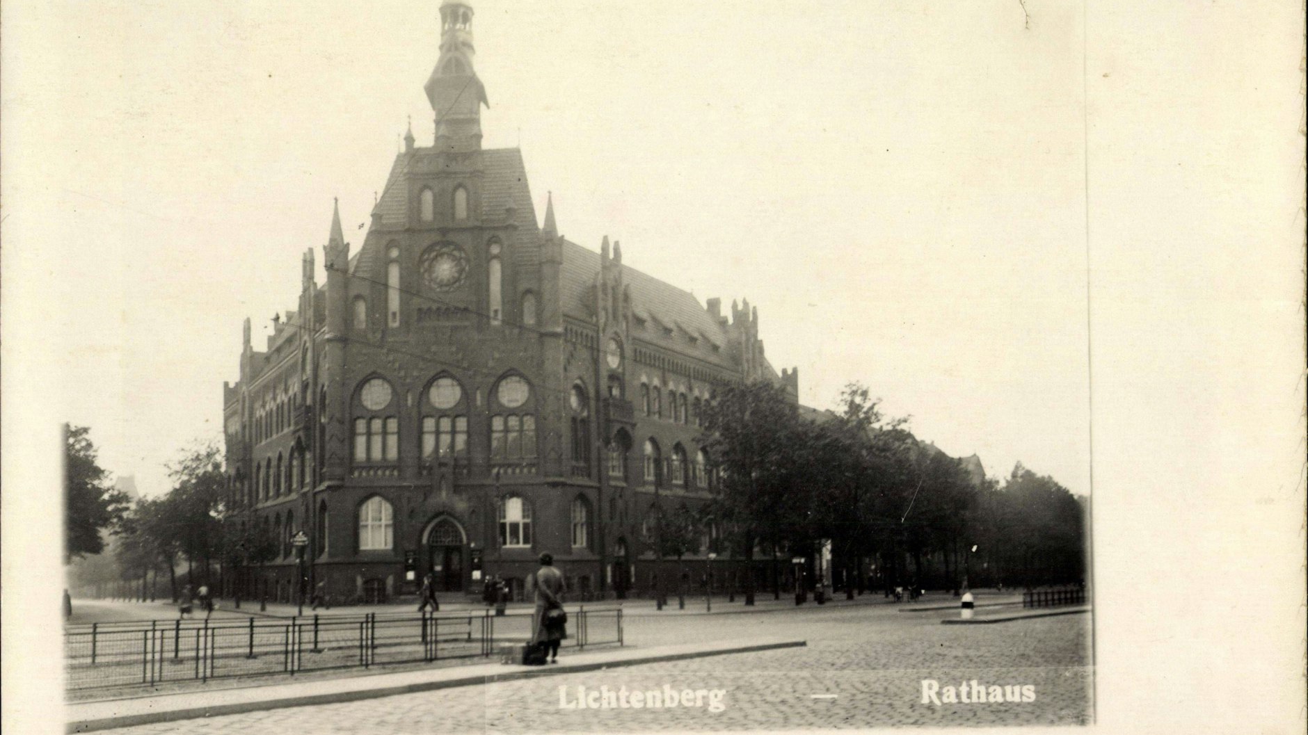 Das Lichtenberger Rathaus im Jahr 1935. Zwei Jahre später wurde das schmiedeeiserne Gitter über dem Eingangsportal angebracht.