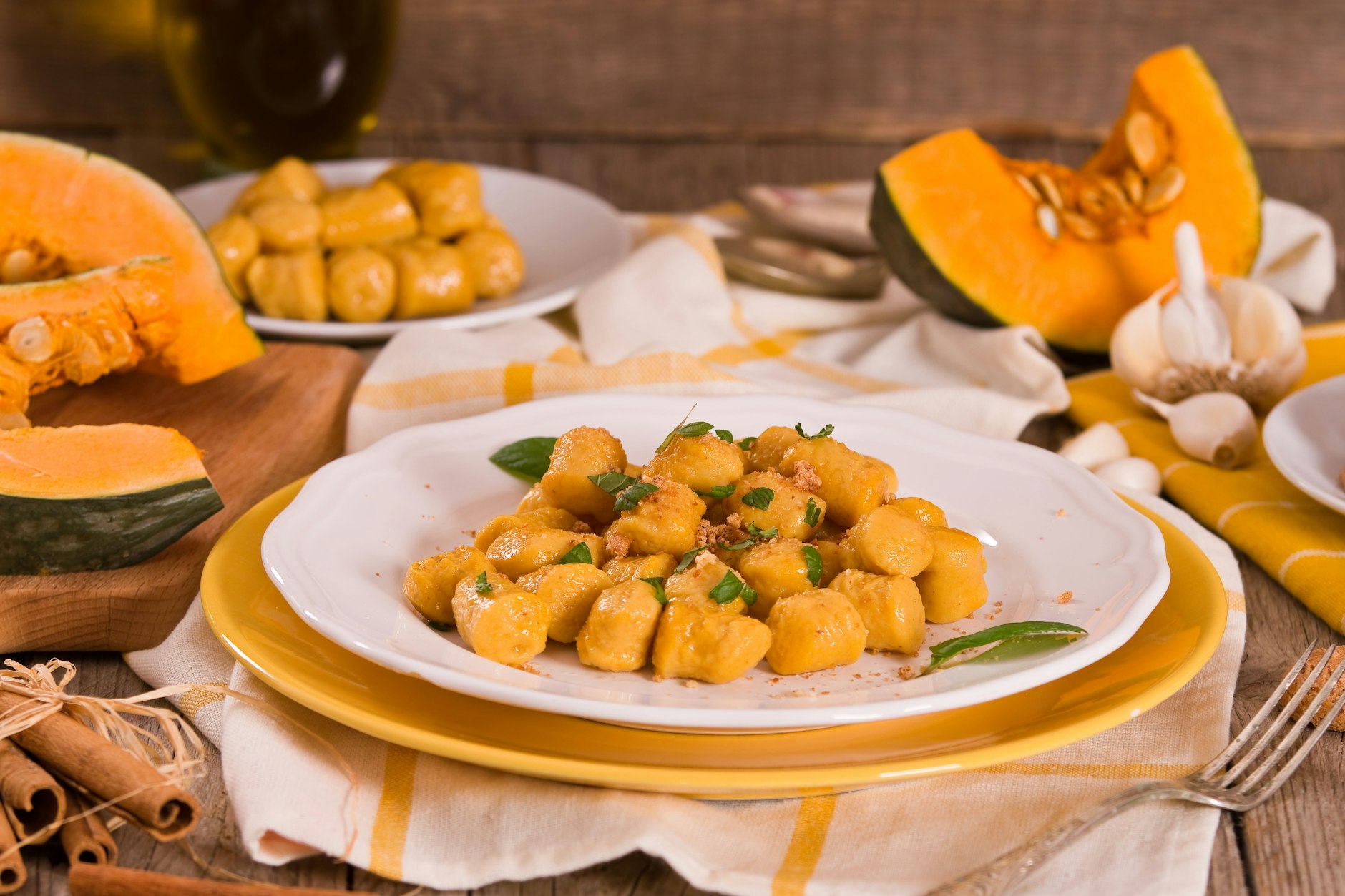 Ein cremiger Auflauf mit Gnocchi, Kürbis und Hackfleisch tut an kühlen Herbstabenden richtig gut.