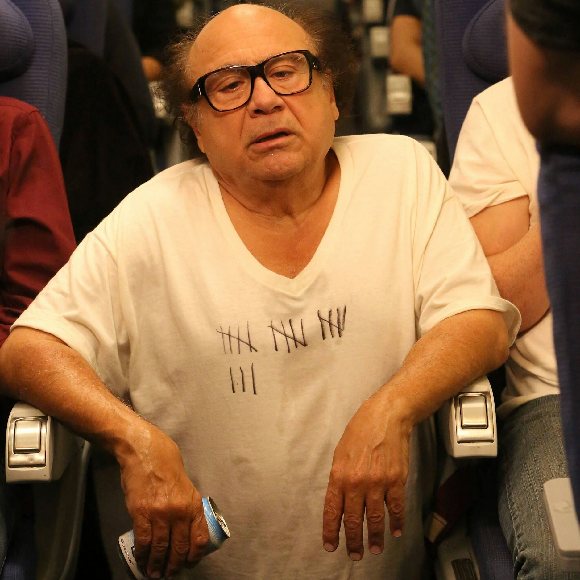 Schauspieler Danny DeVito hat seine Arme auf zwei Armlehnen in der Comedy-Serie „It's Always Sunny in Philadelphia“.