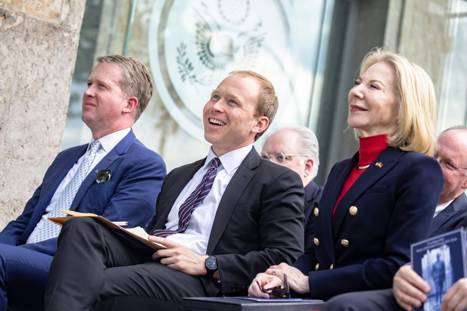 Max Angerholzer (v.l.n.r.), CEO der George-und-Barbara-Bush-Stiftung, Pierce Bush (Enkel von George H.W. Bush) und die Ex-US-Botschafterin Amy Gutman bei der Enthüllung einer Bronzestatue von Präsident George H.W. Bush in Berlin am 10. Mai 2023