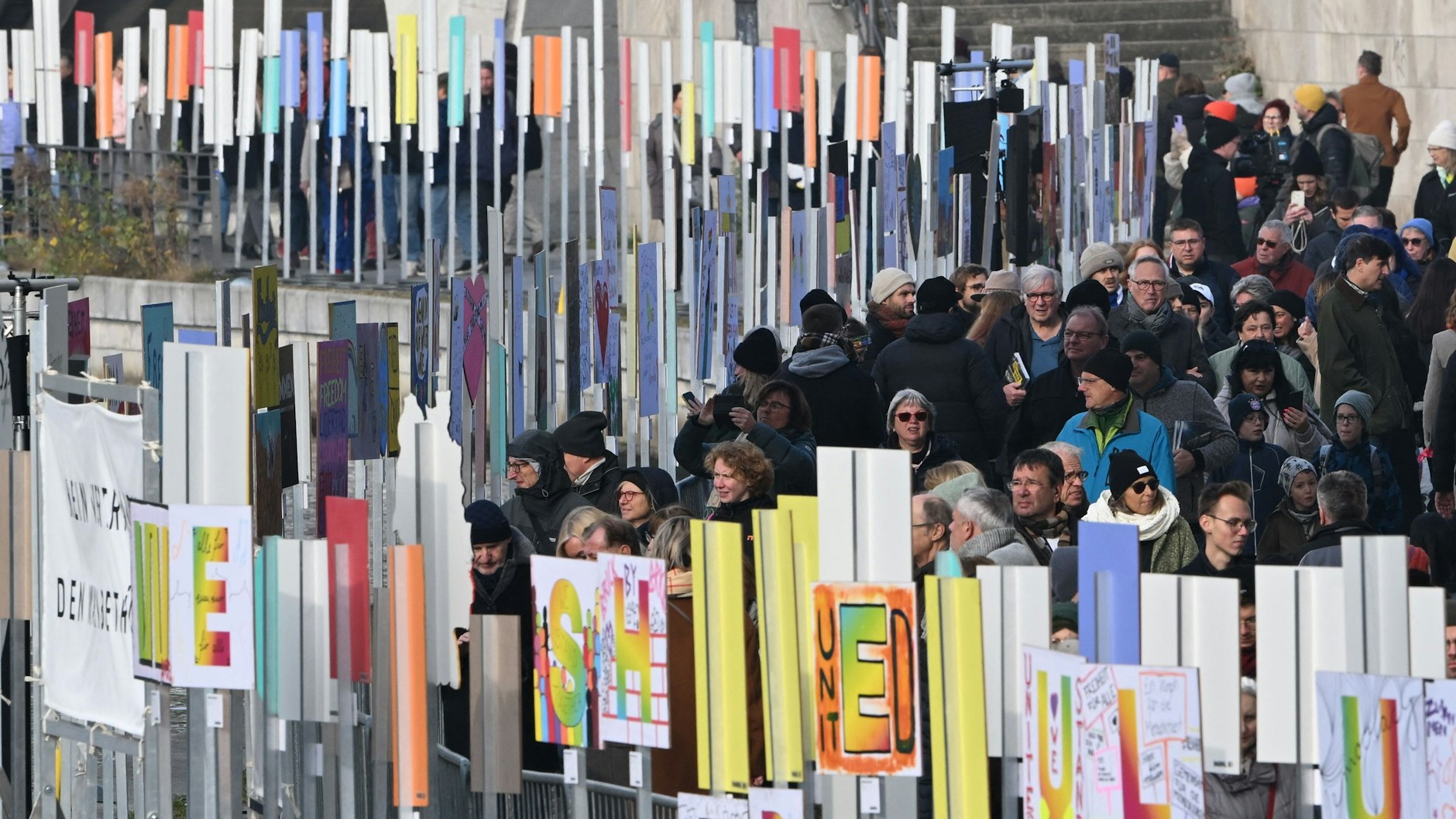 Entlang des Mauerverlaufs: 5000 Plakate, die Schulen, Kirchengemeinden und Vereinen gebastelt haben, verbinden Forderungen der Demonstranten vom Herbst 1989 mit heutigen Wünschen.