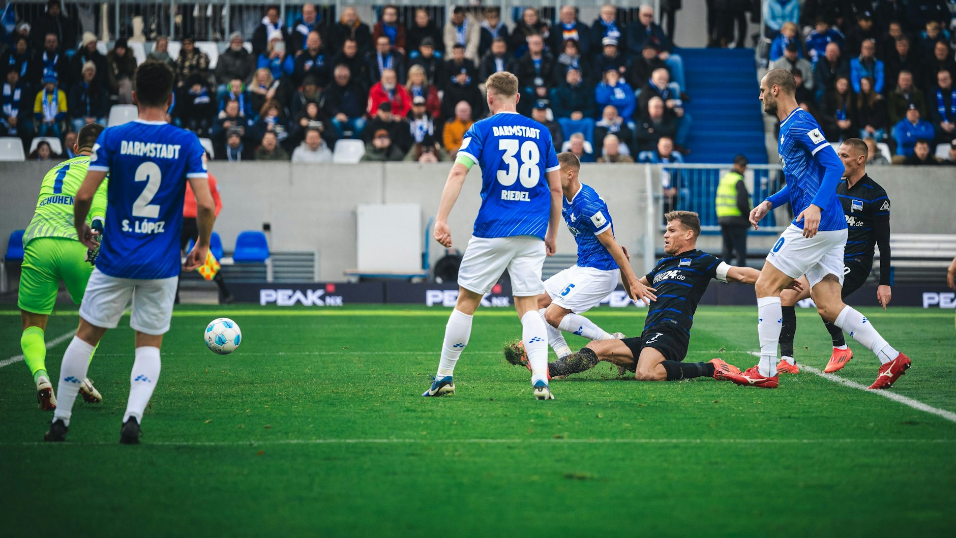 Florian Niederlechner trifft für Hertha in der 21. Minute zum 1:0 beim SV Darmstadt.