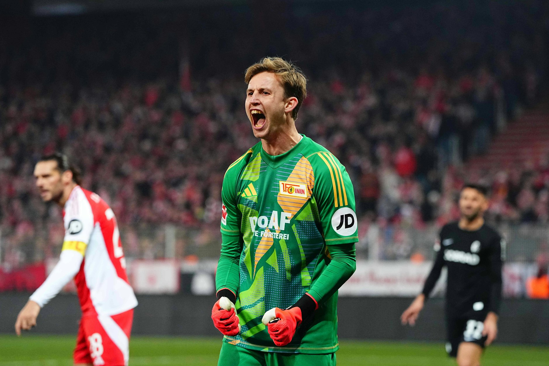 Frederik Rönnow (32) schreit seinen Dänemark-Frust gegen Freiburg raus und rettet dem 1. FC Union einen Punkt gegen Freiburg.