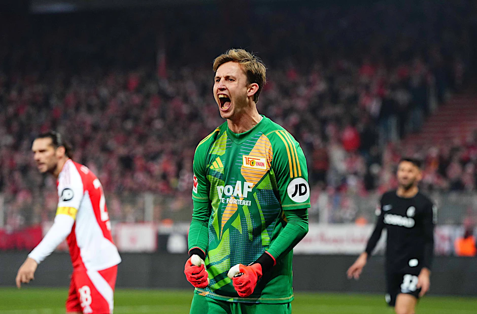 Frederik Rönnow (32) schreit seinen Dänemark-Frust gegen Freiburg raus und rettet dem 1. FC Union einen Punkt gegen Freiburg.