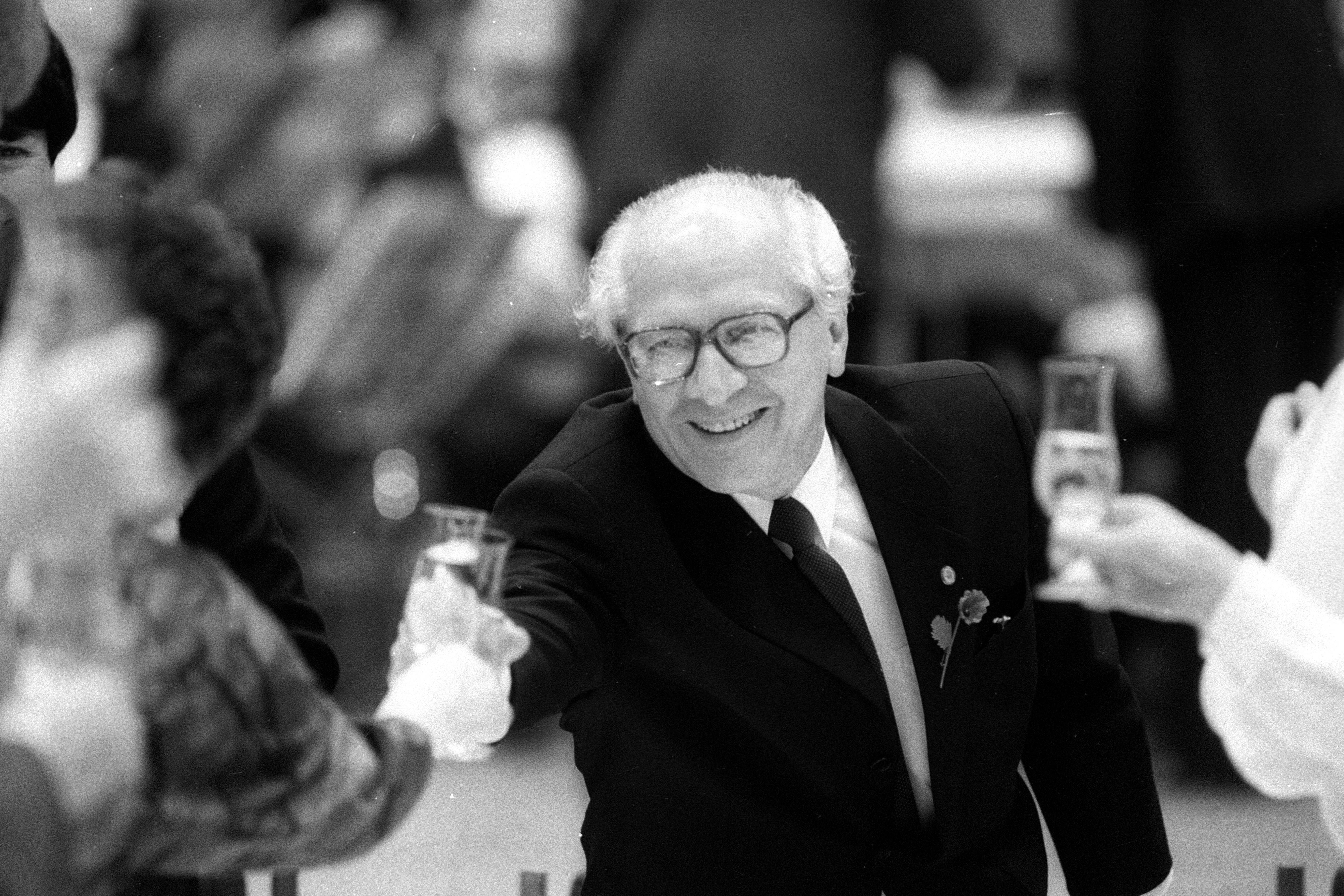 Neue beste Witze aus der DDR: Margot Honecker tauscht ihren Erich...