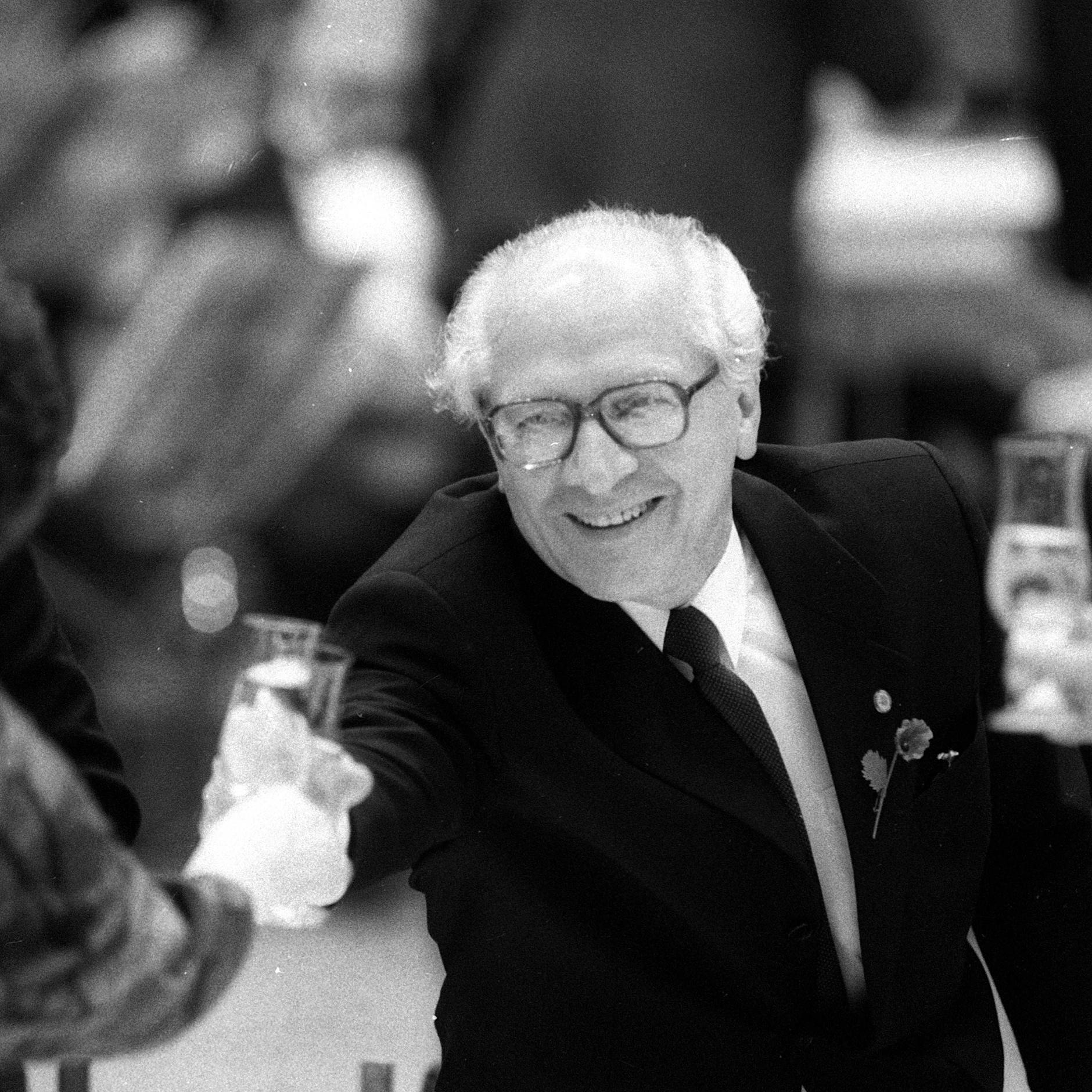 Neue beste Witze aus der DDR: Margot Honecker tauscht ihren Erich...