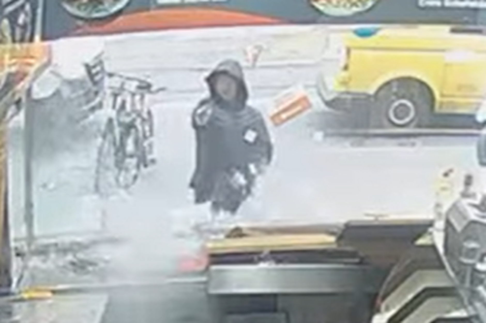 Ein Video zeigt, wie der Schütze von Köpenick in das Fenster eines Imbiss zielt und schießt. Ein Mitarbeiter wurde bei der Tat verletzt.