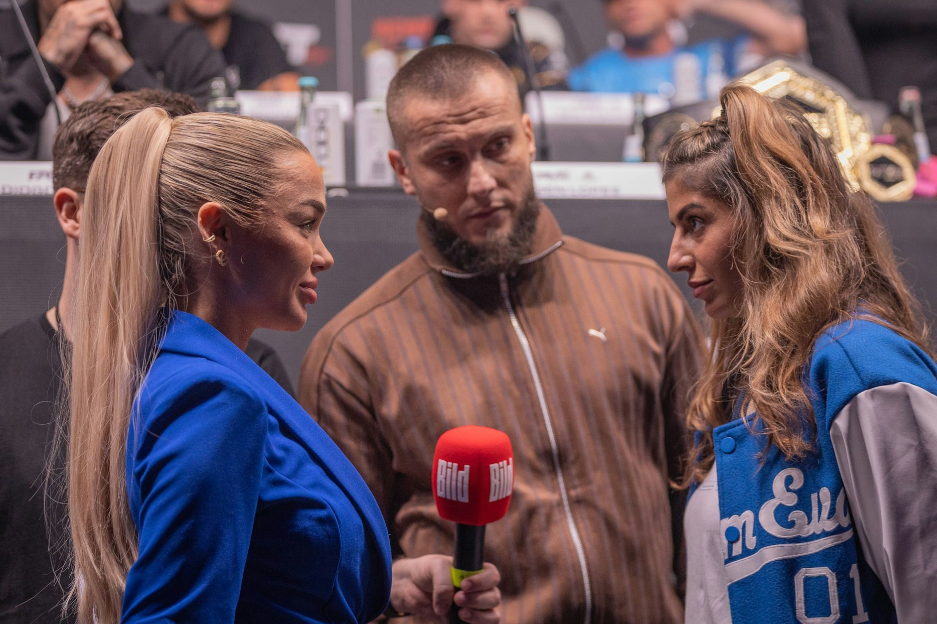 Emmy Russ und Eva Benetatou beim Face off vor dem „Fame Fighting“.