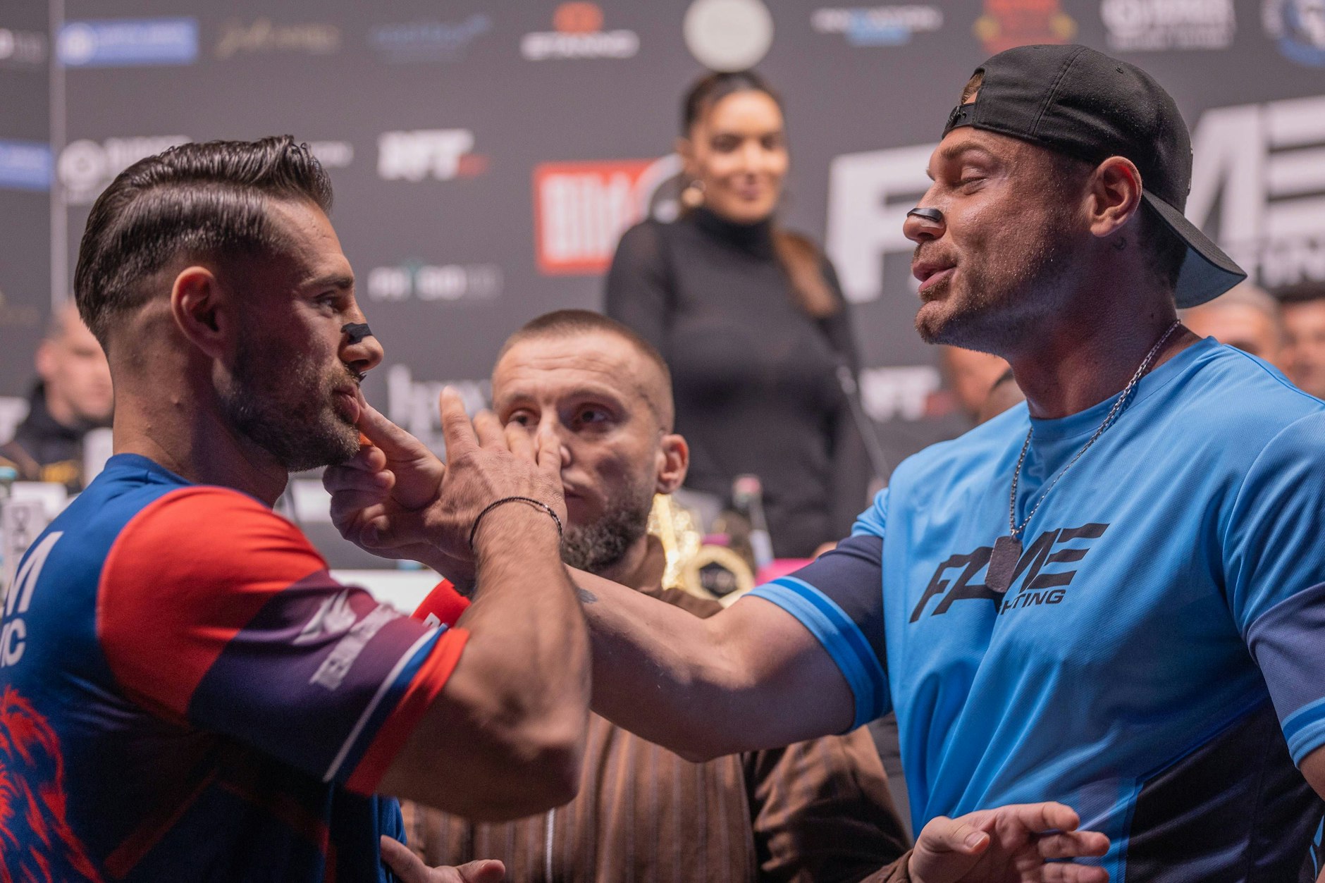 Aleks Petrovic und Chris Broy beim Face off vor dem Fame Fighting.