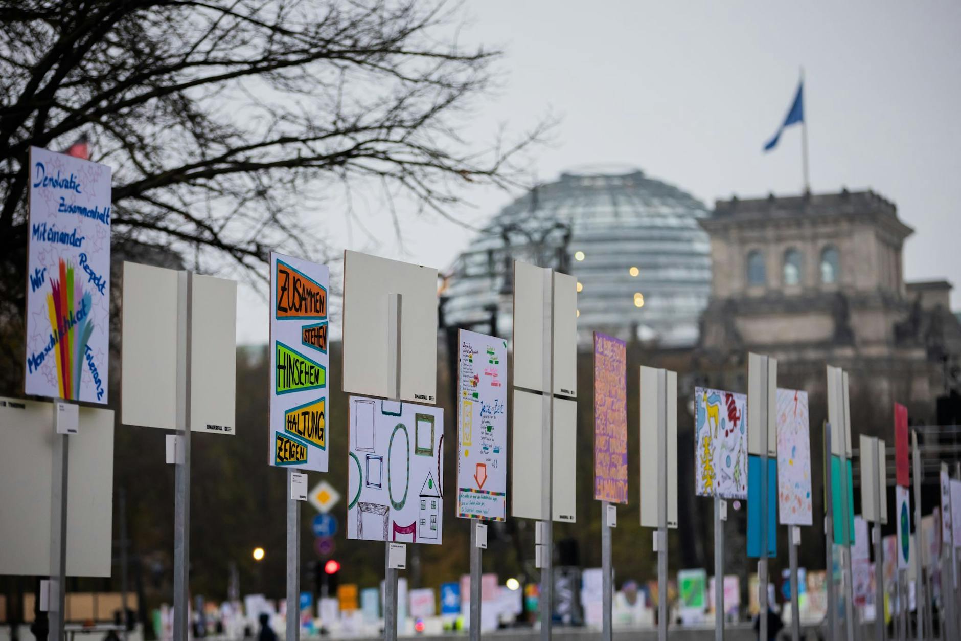 Eine Ausstellung zeichnet vor dem Reichstagsgebäude den Weg der Berliner Mauer nach.