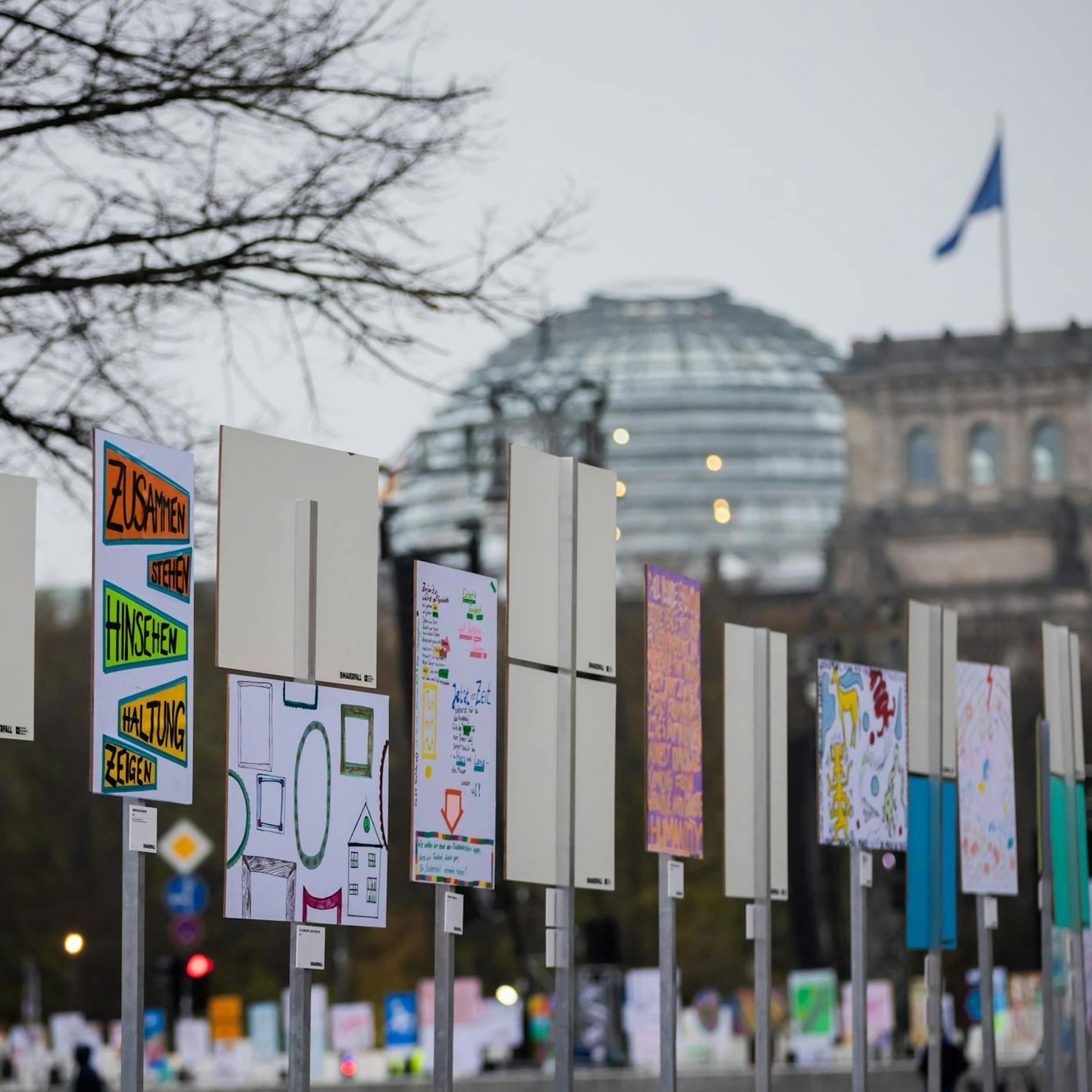 Image - Vitali Klitschko, Kai Wegner, Jan Josef Liefers: Diese Promis haben Plakate für das Mauerfall-Jubiläum in Berlin gemalt