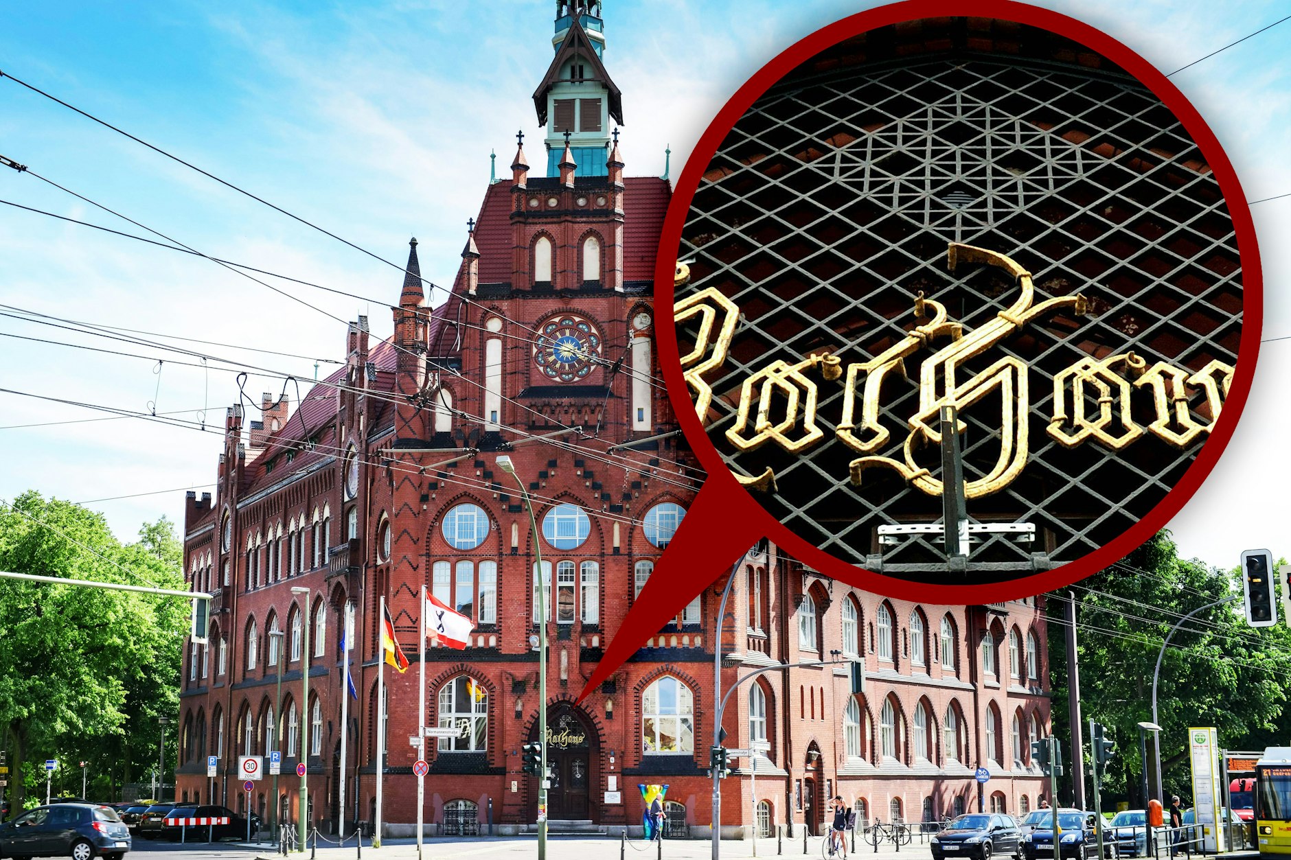 Hätten Sie es erkannt? Über dem Eingangsportal des Rathauses in Lichtenberg ist ein seltsames Ornament in ein Gitter eingearbeitet - wer genau hinschaut, erkennt ein Hakenkreuz.