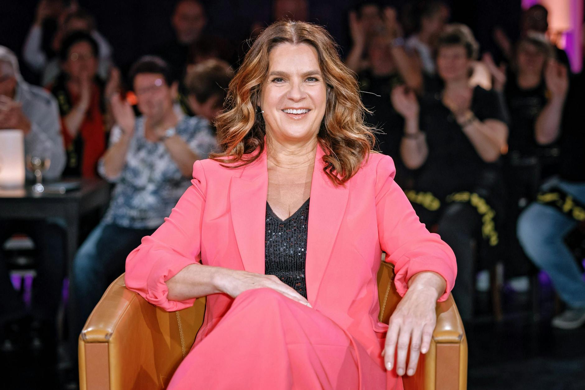 Katarina Witt war am Freitag auf dem Riverboat im MDR zu Gast - und erzählte hier davon, wie sich das Leben der Menschen im Osten nach dem Mauerfall veränderte.