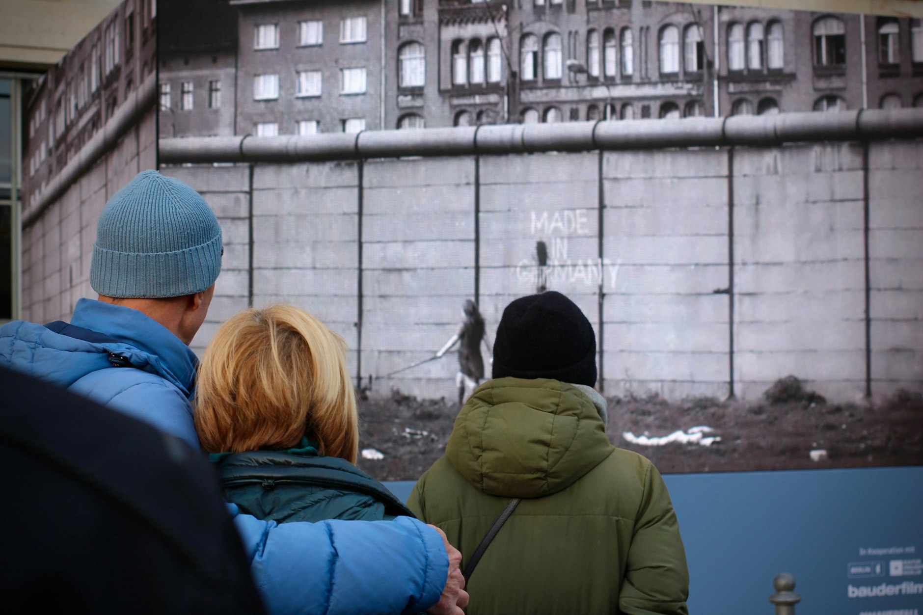 Berlin erinnert an den Mauerfall – und an die Zeit, als Deutschland noch geteilt war. Die Stadt gedenkt mit Kunst, Geschichten und Erinnerungen, die das einstige Leben entlang der Grenze lebendig werden lassen.